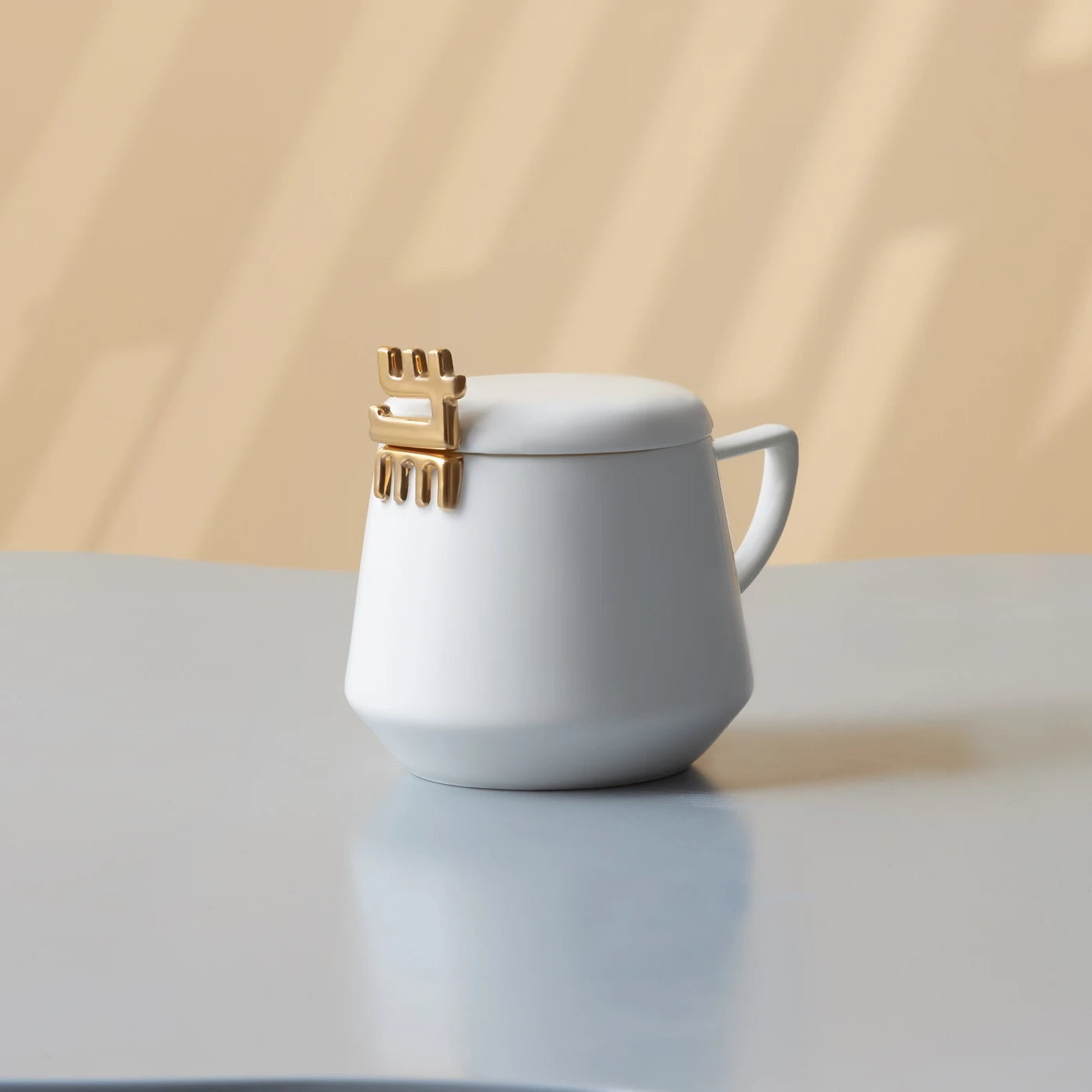 Karaca 50th Year Signature Collection White Mug with Lid 350 ml 153.03.05.0191 -  Mugs - ebarza Furniture UAE | Shop Modern Furniture in Abu Dhabi & Dubai - مفروشات ايبازرا في الامارات | تسوق اثاث عصري وديكورات مميزة في دبي وابوظبي