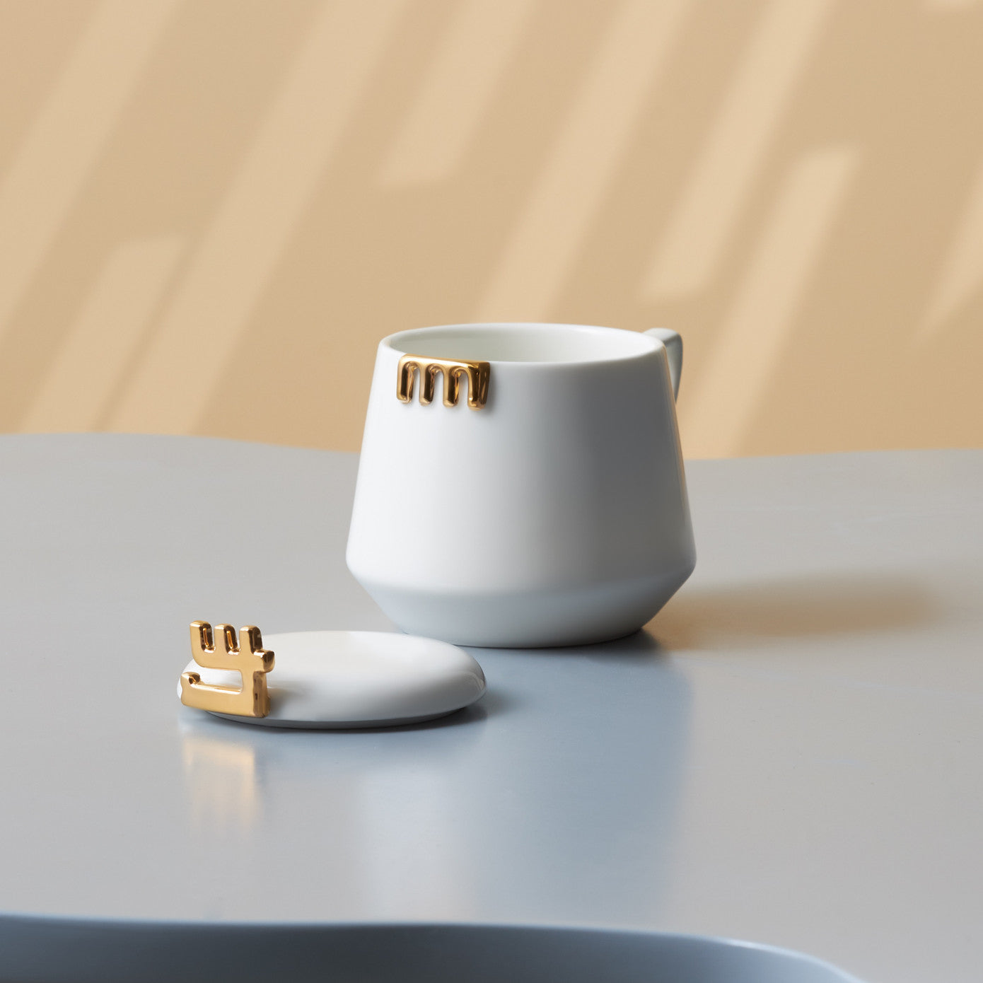 Karaca 50th Year Signature Collection White Mug with Lid 350 ml 153.03.05.0191 -  Mugs - ebarza Furniture UAE | Shop Modern Furniture in Abu Dhabi & Dubai - مفروشات ايبازرا في الامارات | تسوق اثاث عصري وديكورات مميزة في دبي وابوظبي