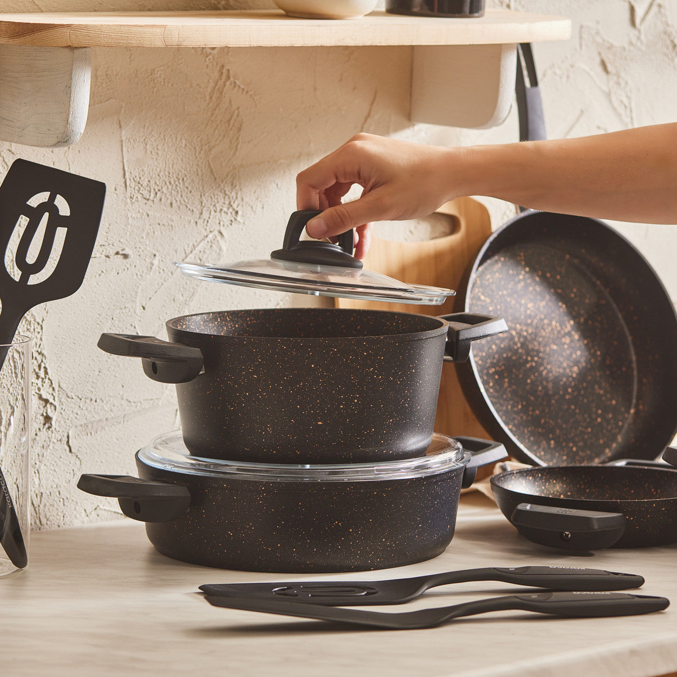 Karaca Biogranit V2 13 Piece Cookware Set Black Gold 153.09.01.3920 -  Cookware Sets - ebarza Furniture UAE | Shop Modern Furniture in Abu Dhabi & Dubai - مفروشات ايبازرا في الامارات | تسوق اثاث عصري وديكورات مميزة في دبي وابوظبي