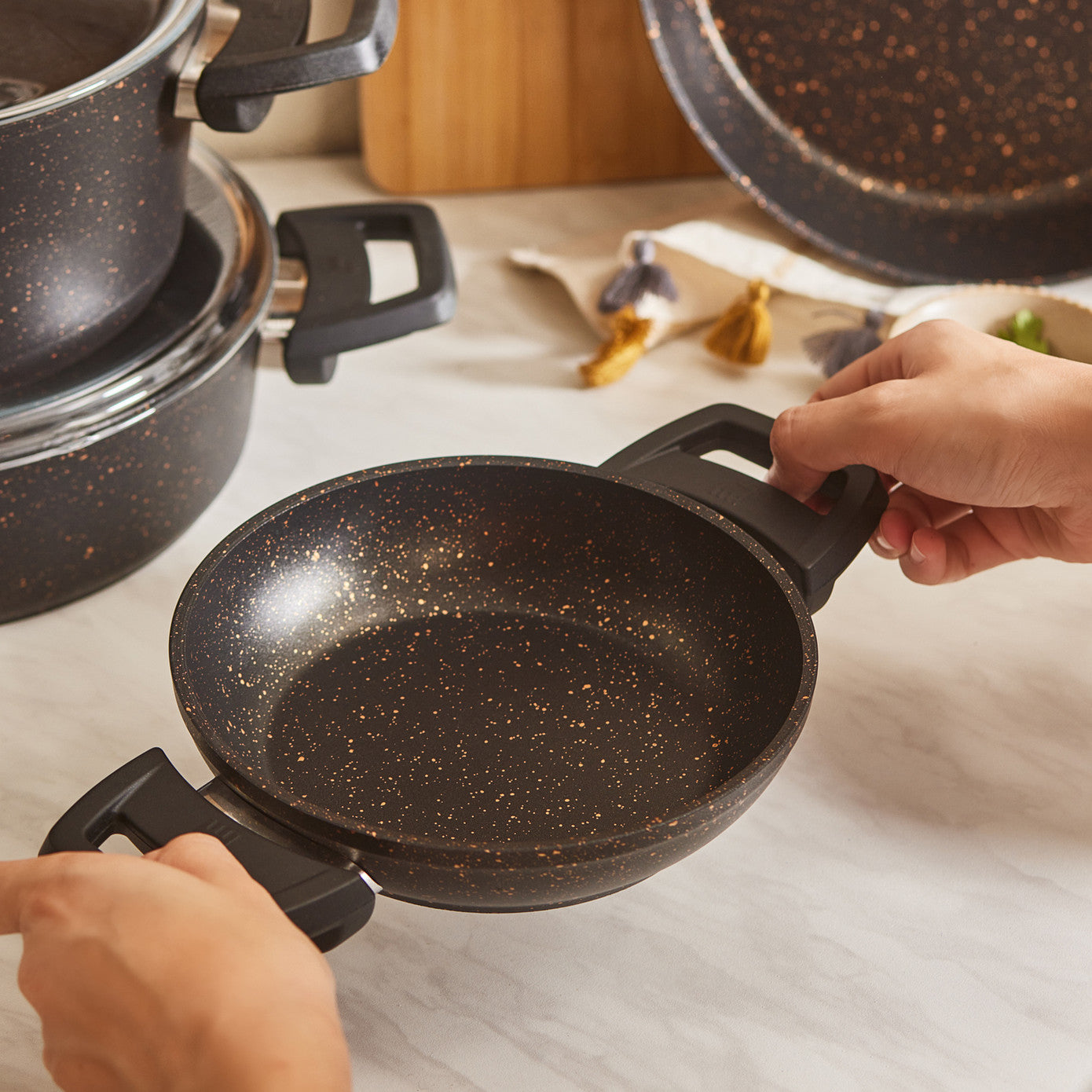 Karaca Biogranit V2 13 Piece Cookware Set Black Gold 153.09.01.3920 -  Cookware Sets - ebarza Furniture UAE | Shop Modern Furniture in Abu Dhabi & Dubai - مفروشات ايبازرا في الامارات | تسوق اثاث عصري وديكورات مميزة في دبي وابوظبي