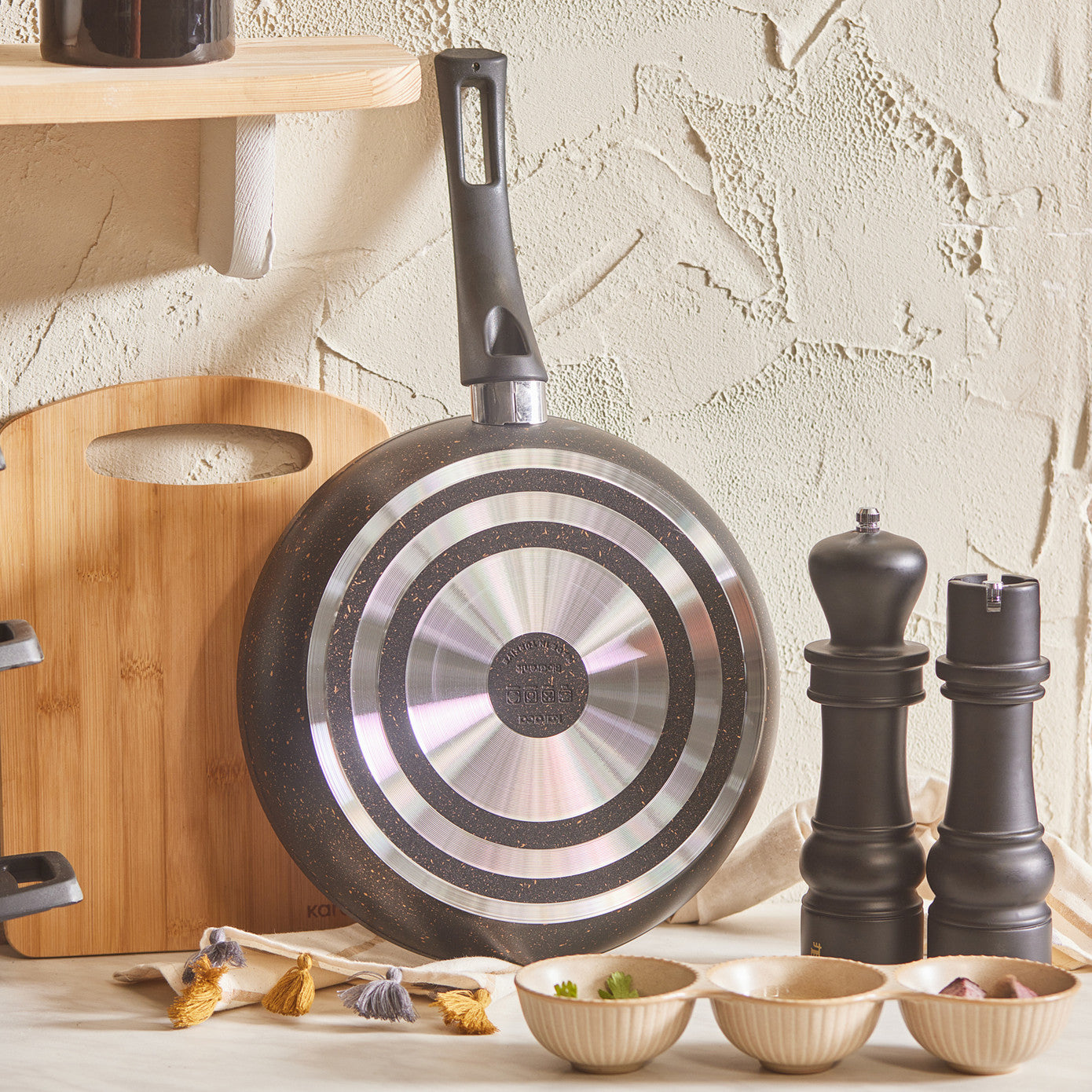 Karaca Biogranit V2 13 Piece Cookware Set Black Gold 153.09.01.3920 -  Cookware Sets - ebarza Furniture UAE | Shop Modern Furniture in Abu Dhabi & Dubai - مفروشات ايبازرا في الامارات | تسوق اثاث عصري وديكورات مميزة في دبي وابوظبي