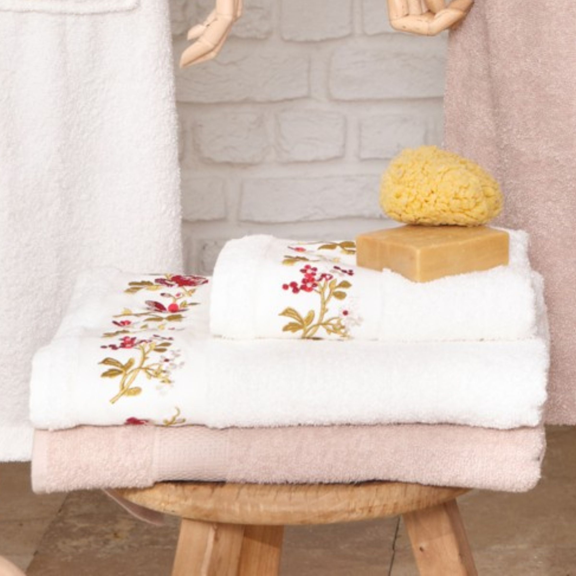 Karaca Home 100% Cotton Turkish Bath Set with Red Beige Embroidery 200.20.01.0720 - Towels - ebarza Furniture UAE | Shop Modern Furniture in Abu Dhabi & Dubai - مفروشات ايبازرا في الامارات | تسوق اثاث عصري وديكورات مميزة في دبي وابوظبي