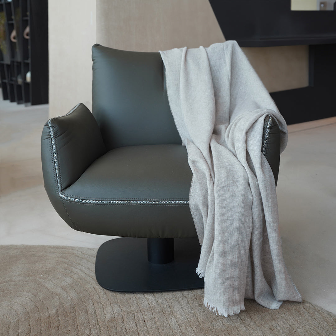 HearthHug Throw Blanket - 150GSM - Blankets - ebarza Furniture UAE | Shop Modern Furniture in Abu Dhabi & Dubai - مفروشات ايبازرا في الامارات | تسوق اثاث عصري وديكورات مميزة في دبي وابوظبي