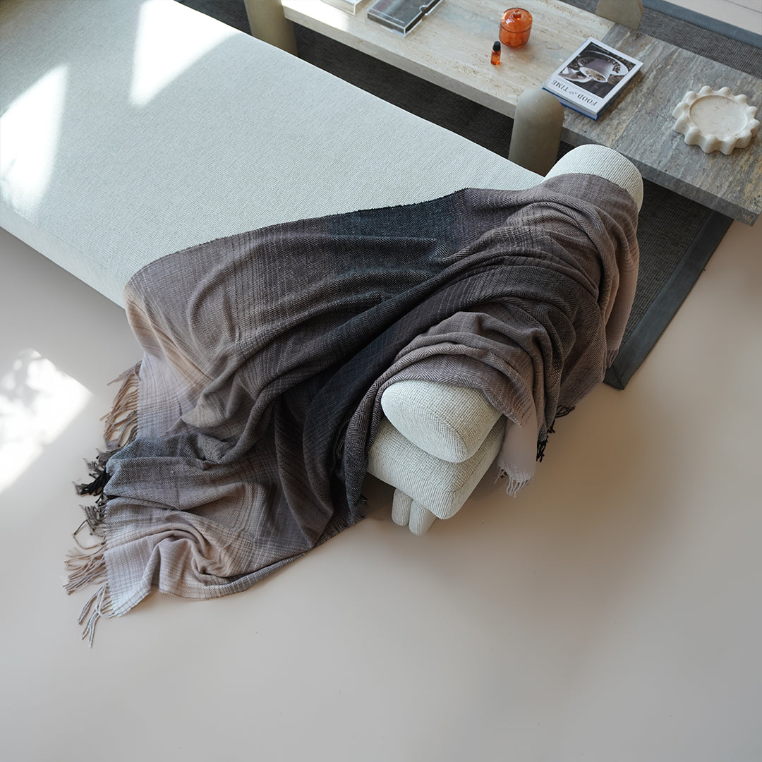 WarmNest Throw Blanket - 300GSM - Blankets - ebarza Furniture UAE | Shop Modern Furniture in Abu Dhabi & Dubai - مفروشات ايبازرا في الامارات | تسوق اثاث عصري وديكورات مميزة في دبي وابوظبي