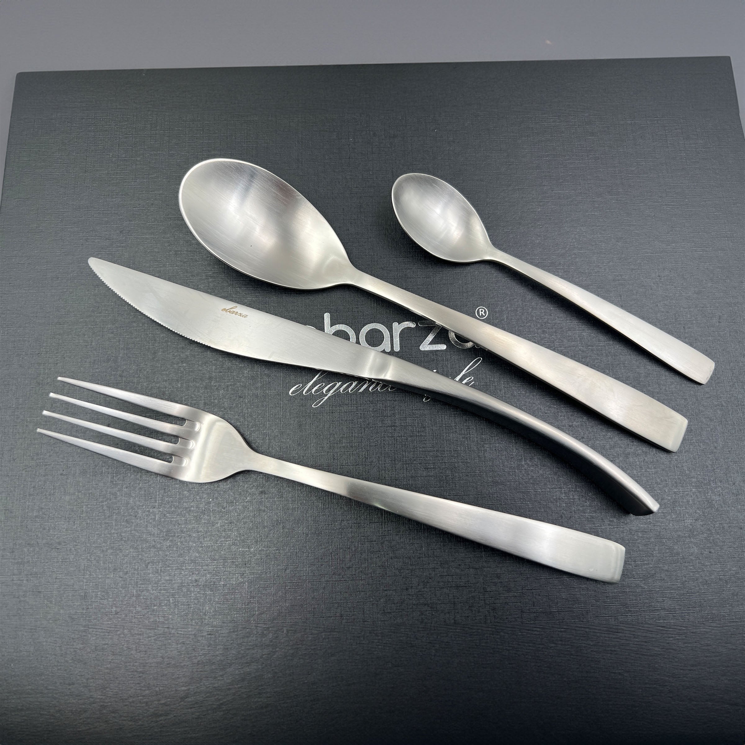 Metro Chic set of 24 pcs Matte Silver Cutlery Set 6362 - Cutlery Sets - ebarza Furniture UAE | Shop Modern Furniture in Abu Dhabi & Dubai - مفروشات ايبازرا في الامارات | تسوق اثاث عصري وديكورات مميزة في دبي وابوظبي