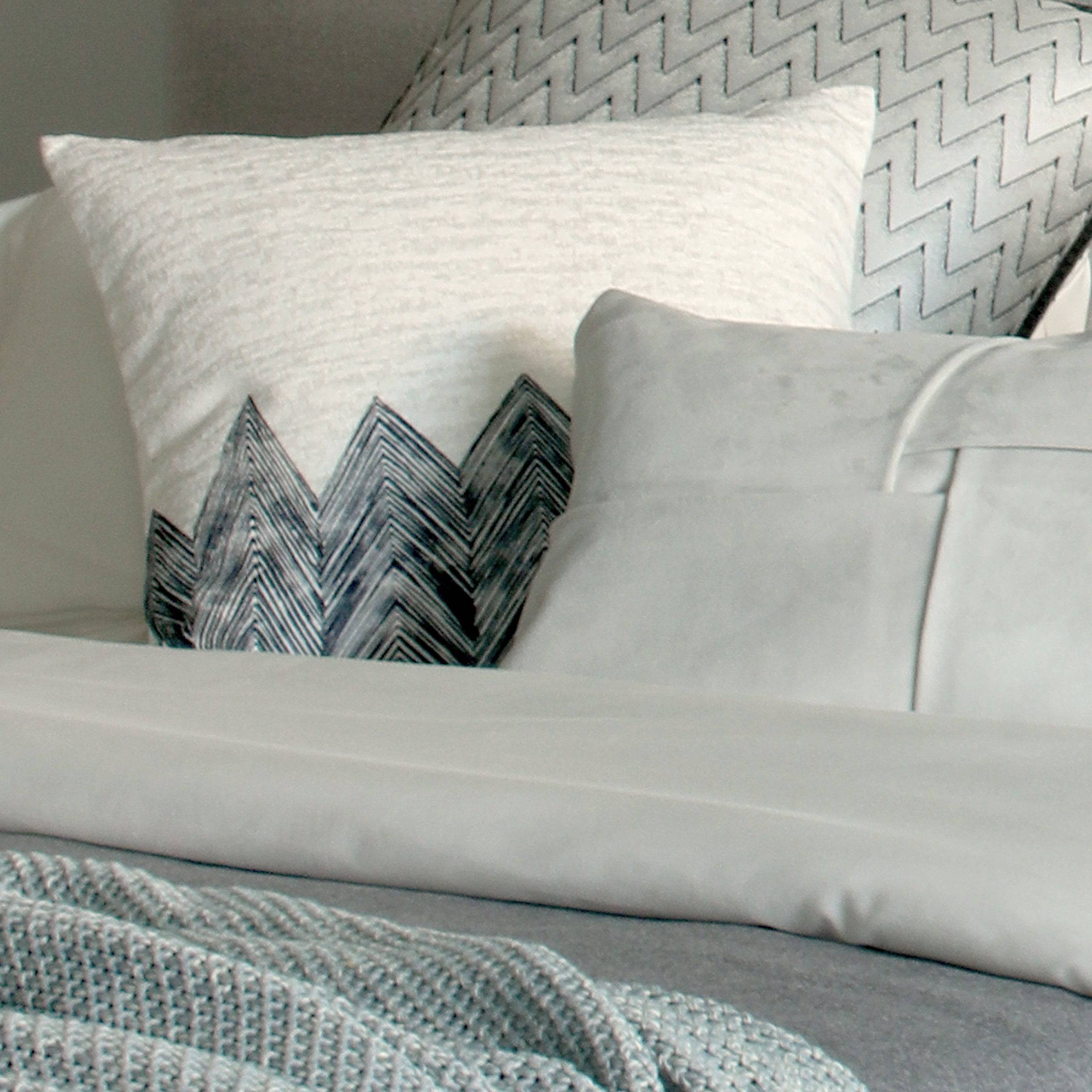 45X45 Cm Charlotte Printed Throw Cushion ECC057 - Cushions - ebarza Furniture UAE | Shop Modern Furniture in Abu Dhabi & Dubai - مفروشات ايبازرا في الامارات | تسوق اثاث عصري وديكورات مميزة في دبي وابوظبي