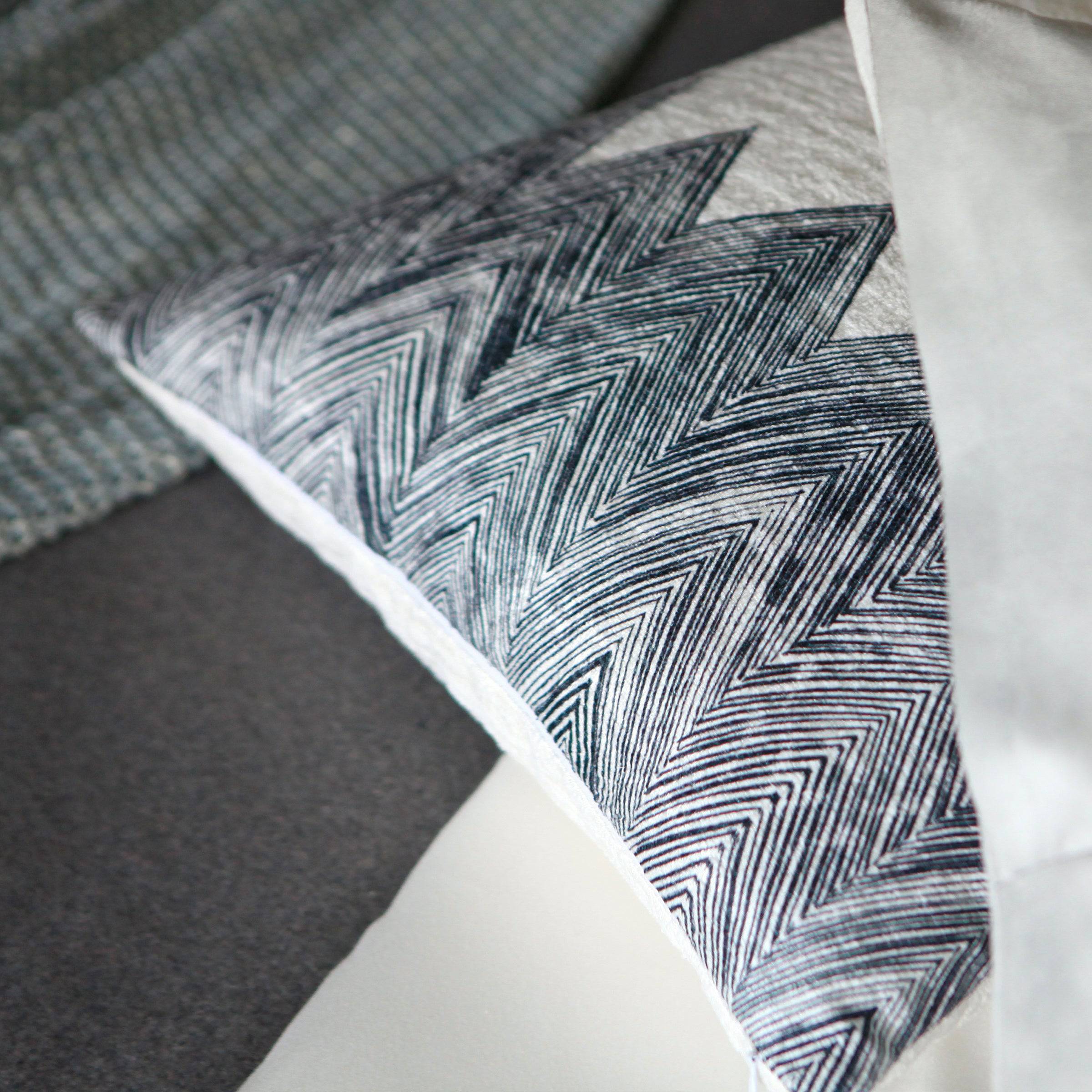 45X45 Cm Charlotte Printed Throw Cushion ECC057 - Cushions - ebarza Furniture UAE | Shop Modern Furniture in Abu Dhabi & Dubai - مفروشات ايبازرا في الامارات | تسوق اثاث عصري وديكورات مميزة في دبي وابوظبي