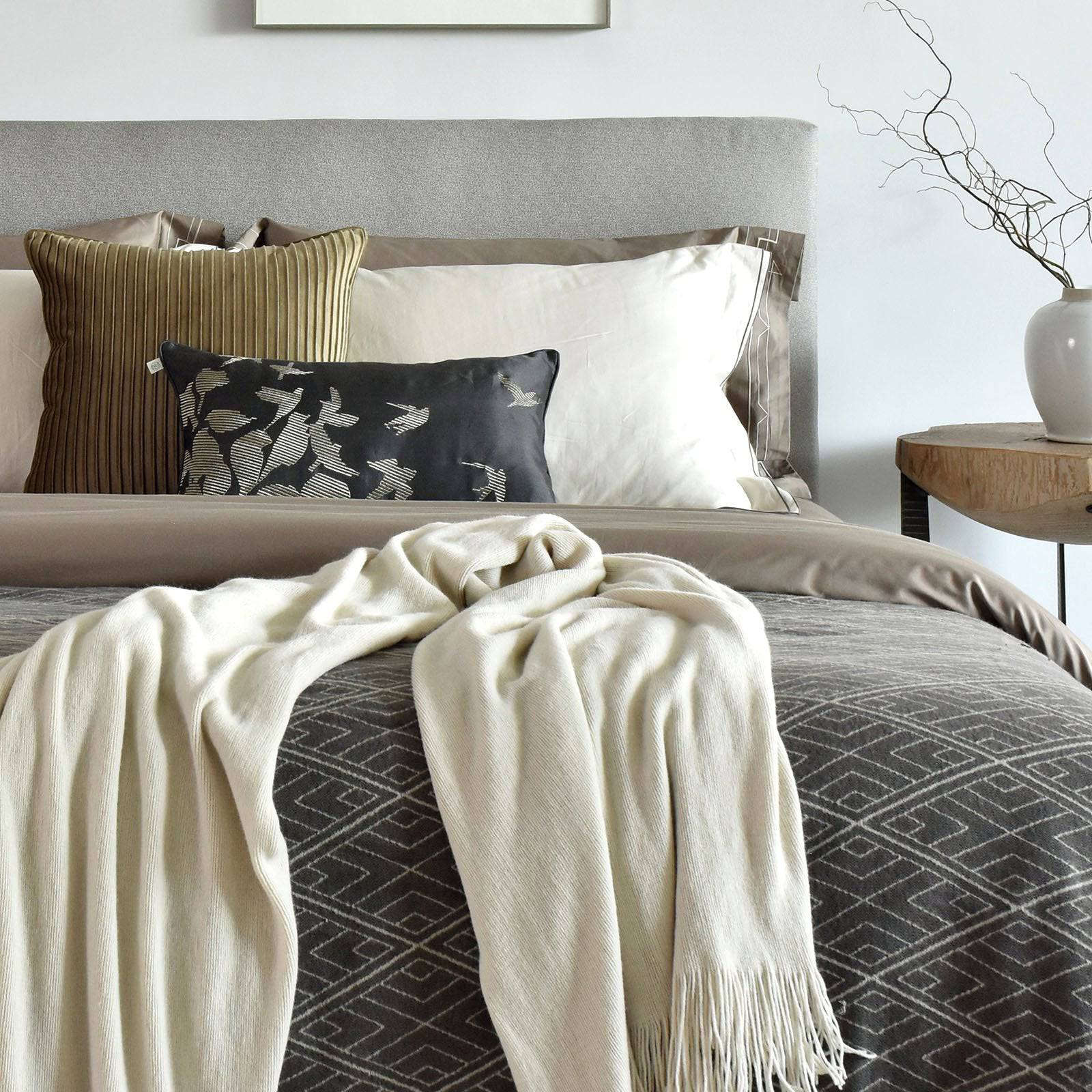 45X45 Cm Oval Flannel Throw Cushion Ecc-023 - Cushions - ebarza Furniture UAE | Shop Modern Furniture in Abu Dhabi & Dubai - مفروشات ايبازرا في الامارات | تسوق اثاث عصري وديكورات مميزة في دبي وابوظبي