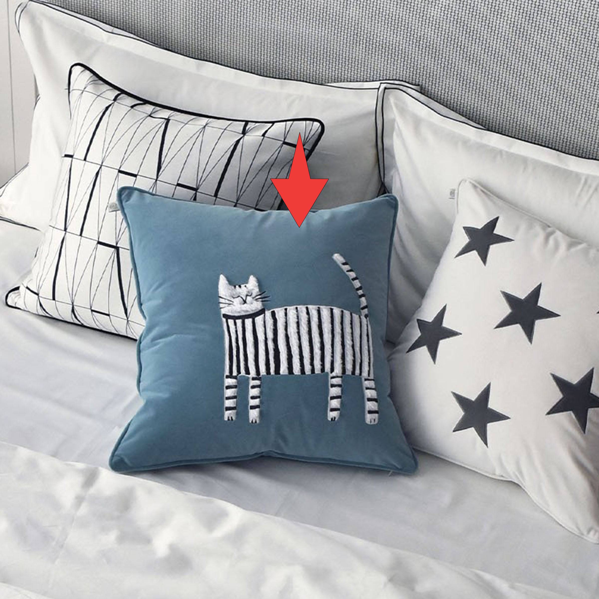 45X45 Cm Striped Cat Embroidered Throw Cushion Ecc-032 -  Cushions - ebarza Furniture UAE | Shop Modern Furniture in Abu Dhabi & Dubai - مفروشات ايبازرا في الامارات | تسوق اثاث عصري وديكورات مميزة في دبي وابوظبي
