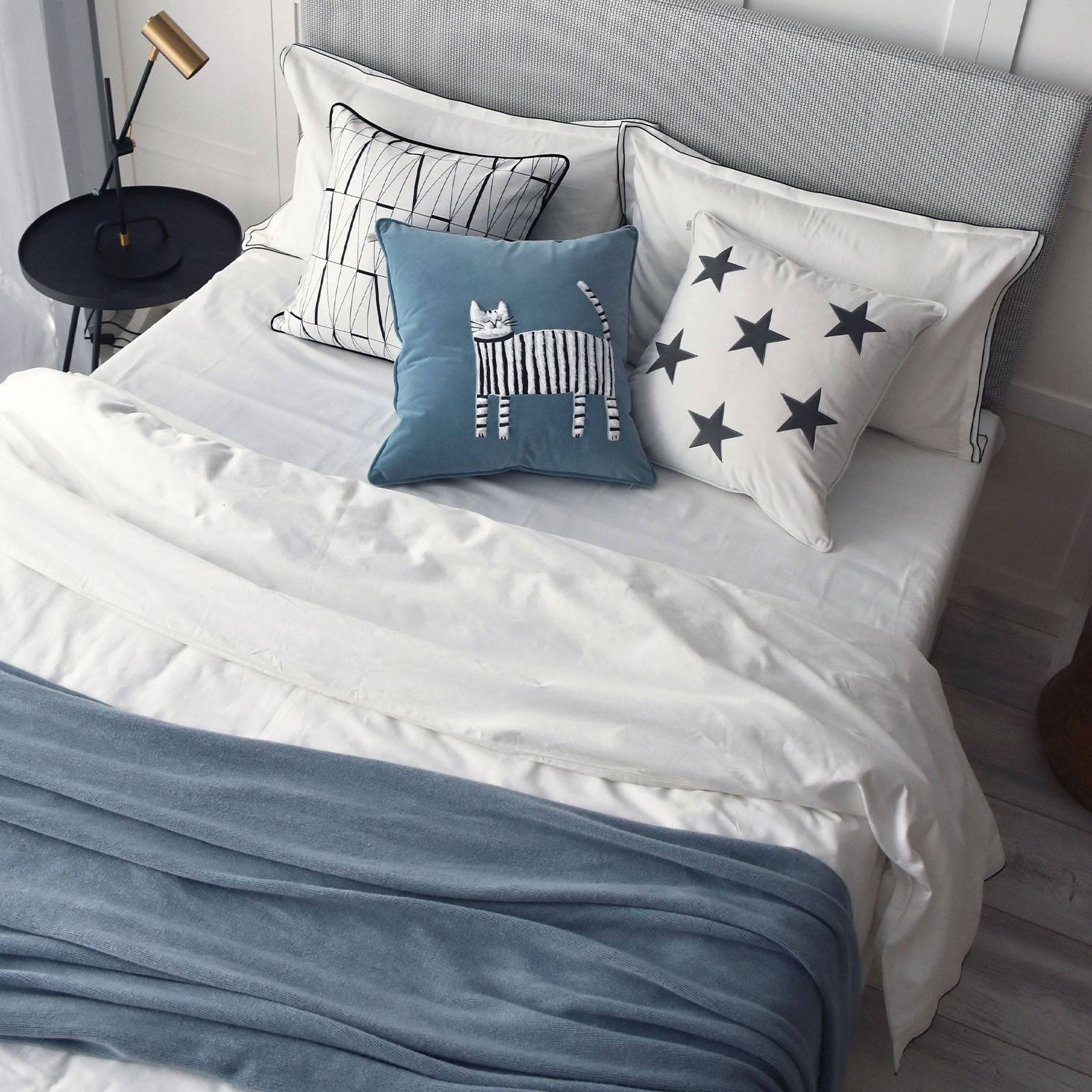 45X45 Cm Striped Cat Embroidered Throw Cushion Ecc-032 - Cushions - ebarza Furniture UAE | Shop Modern Furniture in Abu Dhabi & Dubai - مفروشات ايبازرا في الامارات | تسوق اثاث عصري وديكورات مميزة في دبي وابوظبي