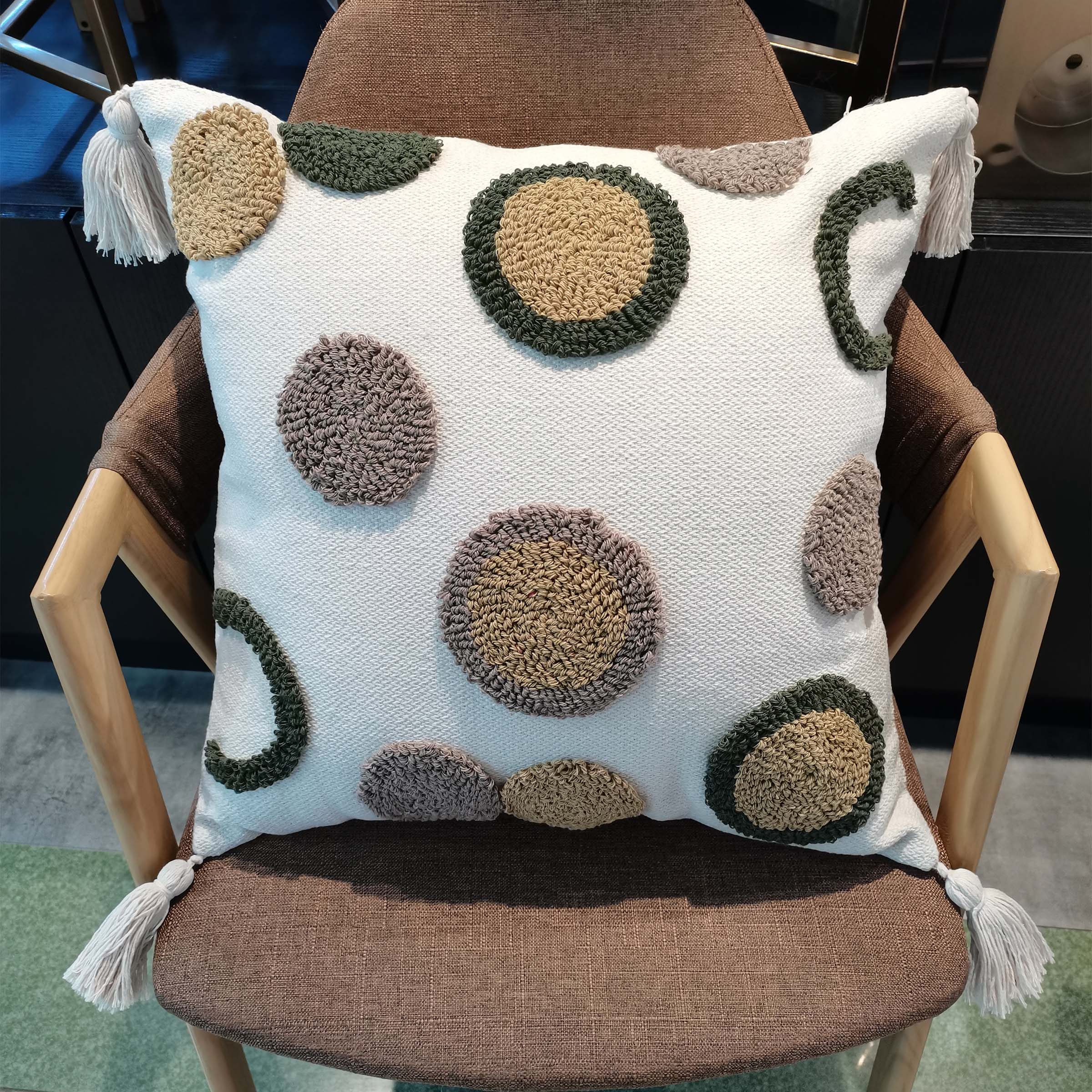 45x45 cm Dot Tufted Cotton Cushion KD2390 -Green&white - Cushions - ebarza Furniture UAE | Shop Modern Furniture in Abu Dhabi & Dubai - مفروشات ايبازرا في الامارات | تسوق اثاث عصري وديكورات مميزة في دبي وابوظبي