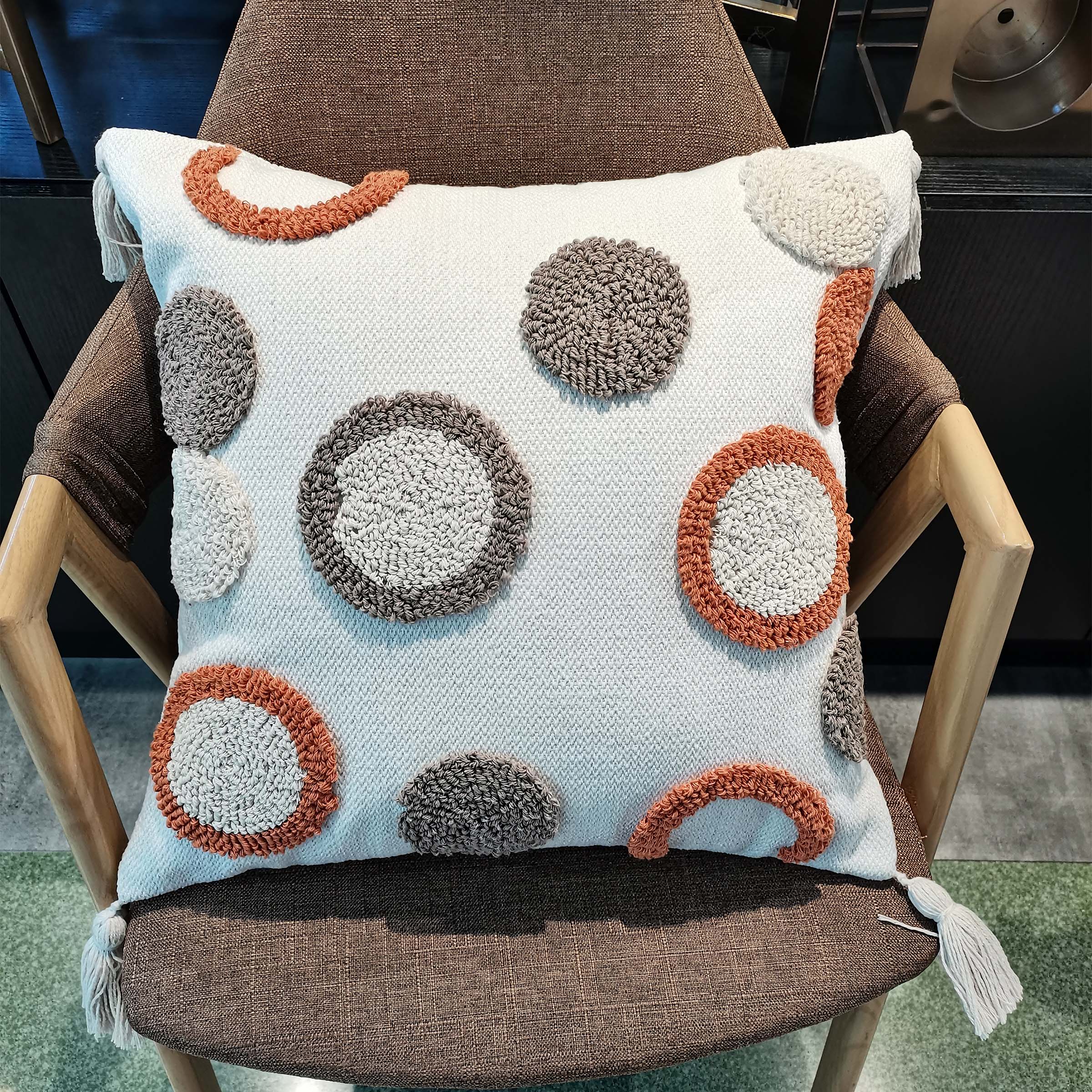 45x45 cm Dot Tufted Cotton Cushion KD2390 - Grey&white - Cushions - ebarza Furniture UAE | Shop Modern Furniture in Abu Dhabi & Dubai - مفروشات ايبازرا في الامارات | تسوق اثاث عصري وديكورات مميزة في دبي وابوظبي