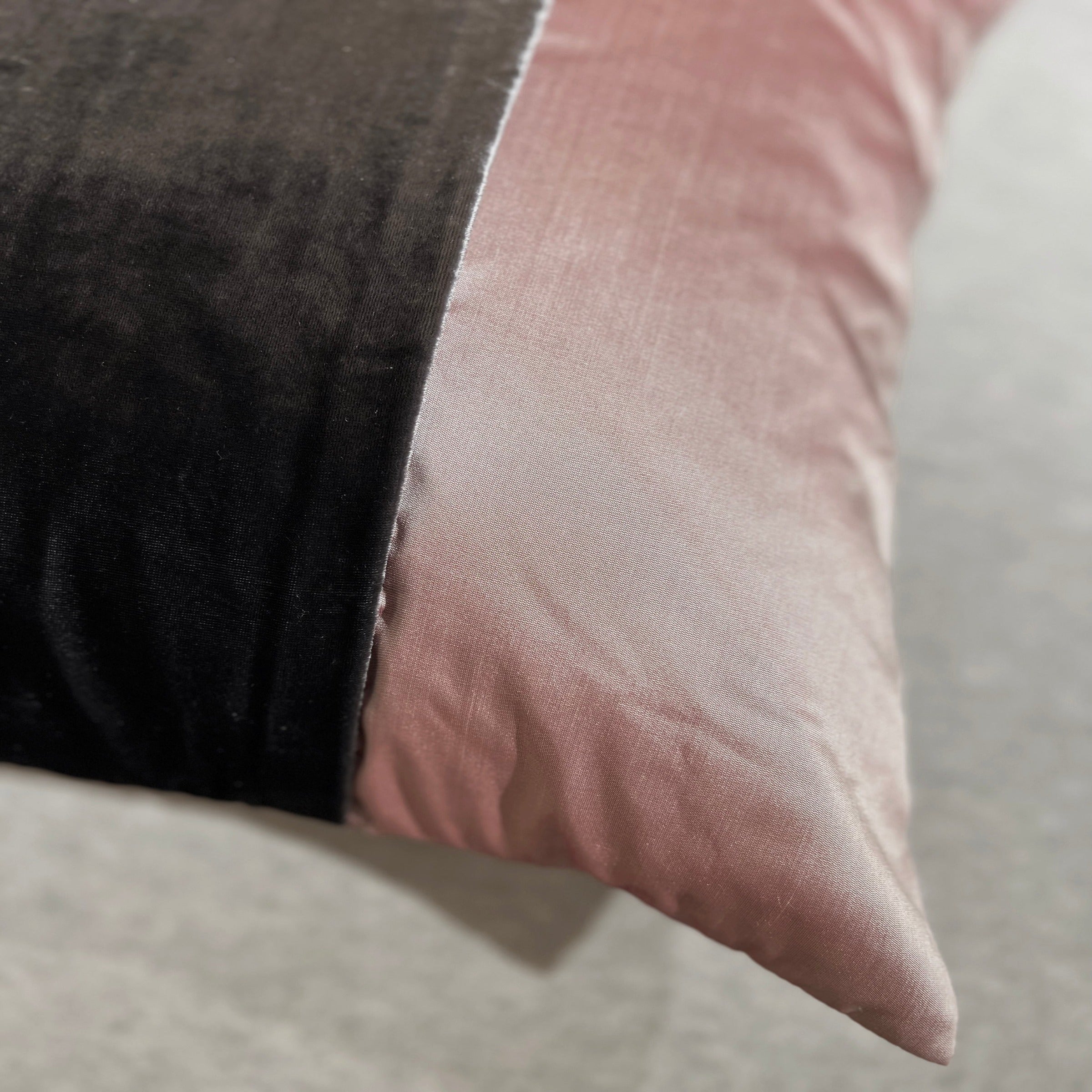 45*45  Fidel Silk Cushion - ECC107 -  Cushions - ebarza Furniture UAE | Shop Modern Furniture in Abu Dhabi & Dubai - مفروشات ايبازرا في الامارات | تسوق اثاث عصري وديكورات مميزة في دبي وابوظبي