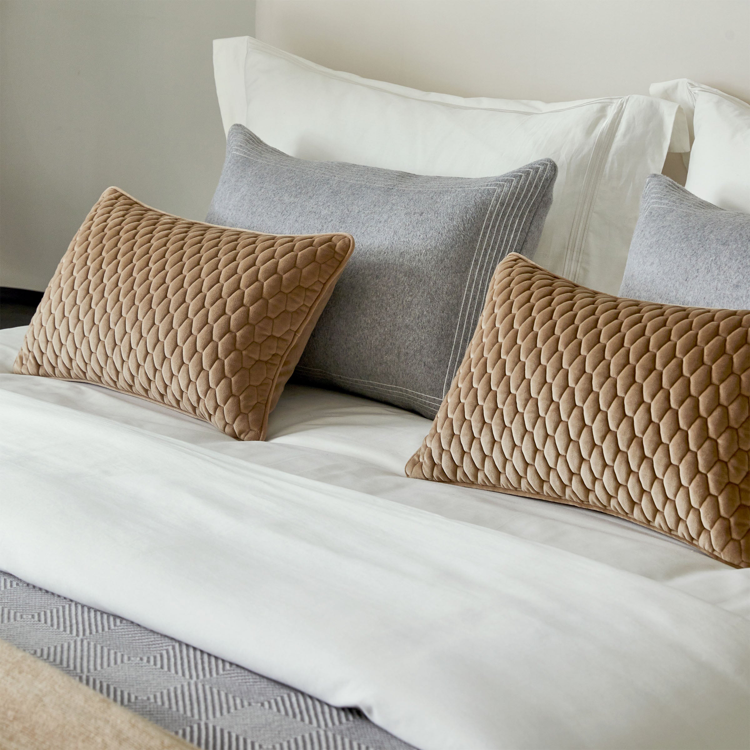 Pre-order 35 Days Delivery Hardy Full Bedding Set EBB039 - Bedding - ebarza Furniture UAE | Shop Modern Furniture in Abu Dhabi & Dubai - مفروشات ايبازرا في الامارات | تسوق اثاث عصري وديكورات مميزة في دبي وابوظبي