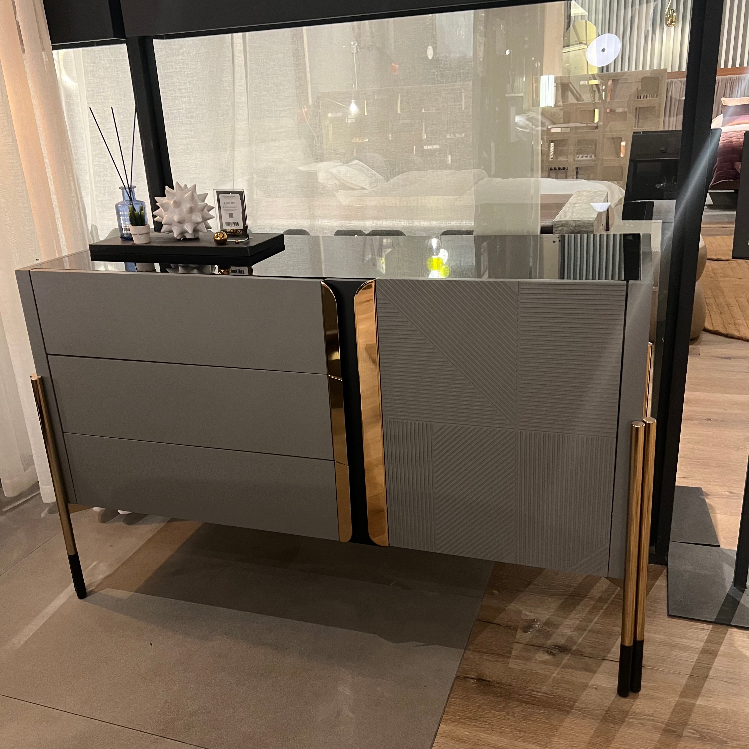 Display Item - Grey Dresser And Mirror Diva022-Dresser Nakheel - DISPLAY ITEM - ebarza Furniture UAE | Shop Modern Furniture in Abu Dhabi & Dubai - مفروشات ايبازرا في الامارات | تسوق اثاث عصري وديكورات مميزة في دبي وابوظبي