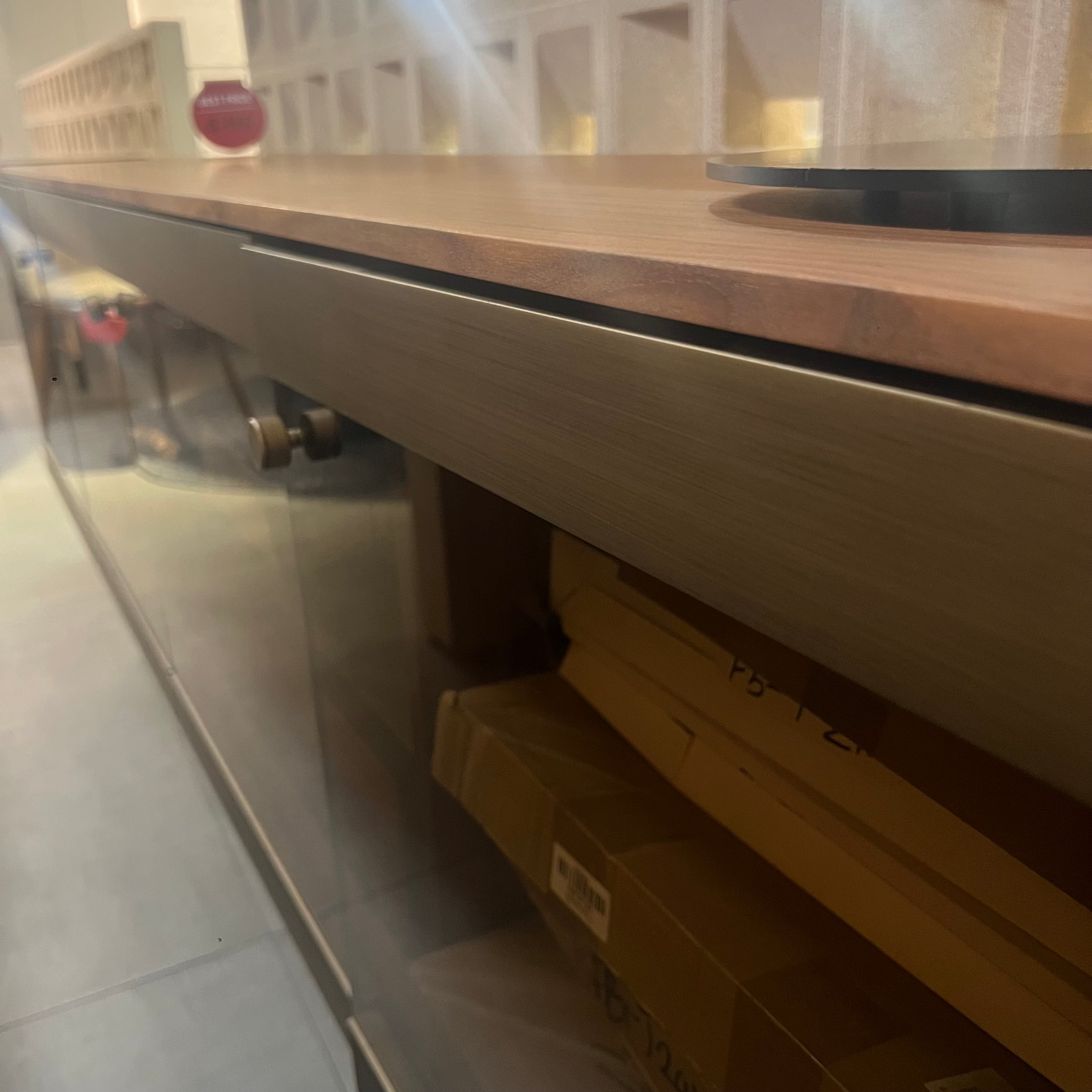 Display Item - Edessa Sideboard With Glass Edsa-Console Nakheel - DISPLAY ITEM - ebarza Furniture UAE | Shop Modern Furniture in Abu Dhabi & Dubai - مفروشات ايبازرا في الامارات | تسوق اثاث عصري وديكورات مميزة في دبي وابوظبي
