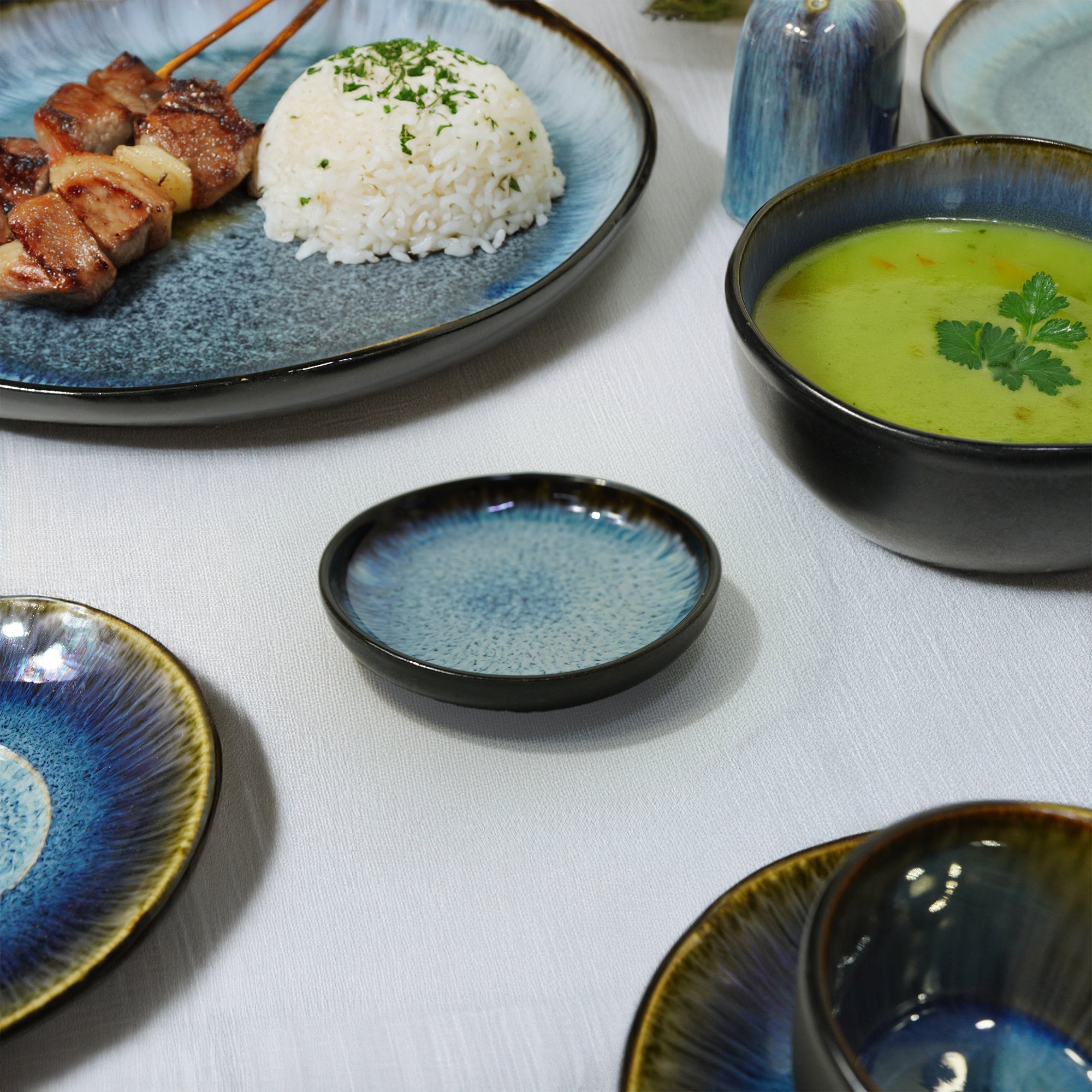 Blue Wave Black And Blue Plate HZ4329/Blue - Plates - ebarza Furniture UAE | Shop Modern Furniture in Abu Dhabi & Dubai - مفروشات ايبازرا في الامارات | تسوق اثاث عصري وديكورات مميزة في دبي وابوظبي