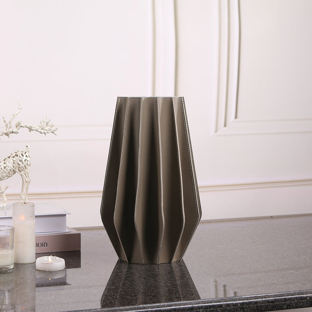 Leather Vase-Dry & Fresh-L KB3008DL - Vases - ebarza Furniture UAE | Shop Modern Furniture in Abu Dhabi & Dubai - مفروشات ايبازرا في الامارات | تسوق اثاث عصري وديكورات مميزة في دبي وابوظبي