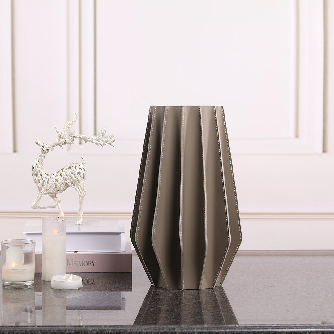 Leather Vase-Dry & Fresh-L KB3008DL - Vases - ebarza Furniture UAE | Shop Modern Furniture in Abu Dhabi & Dubai - مفروشات ايبازرا في الامارات | تسوق اثاث عصري وديكورات مميزة في دبي وابوظبي