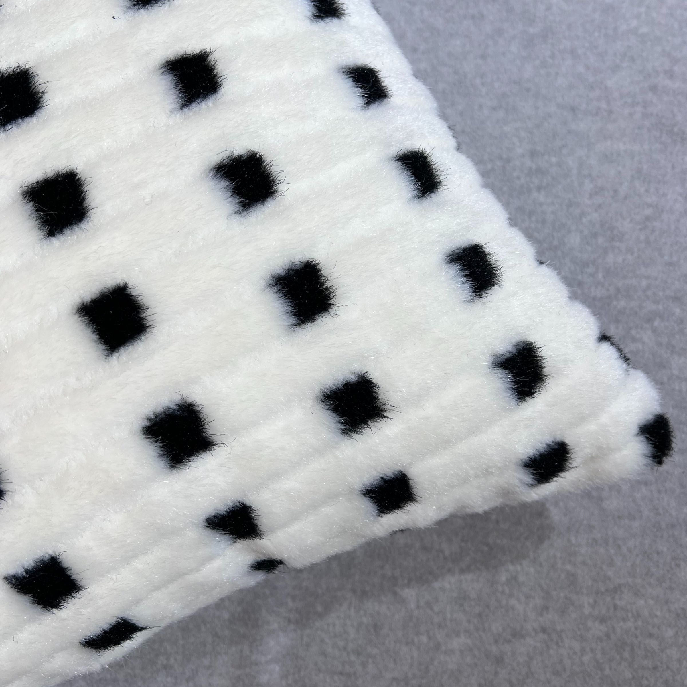 45*45 Jacklyn Plush Cushion - ECC100 -  Cushions - ebarza Furniture UAE | Shop Modern Furniture in Abu Dhabi & Dubai - مفروشات ايبازرا في الامارات | تسوق اثاث عصري وديكورات مميزة في دبي وابوظبي