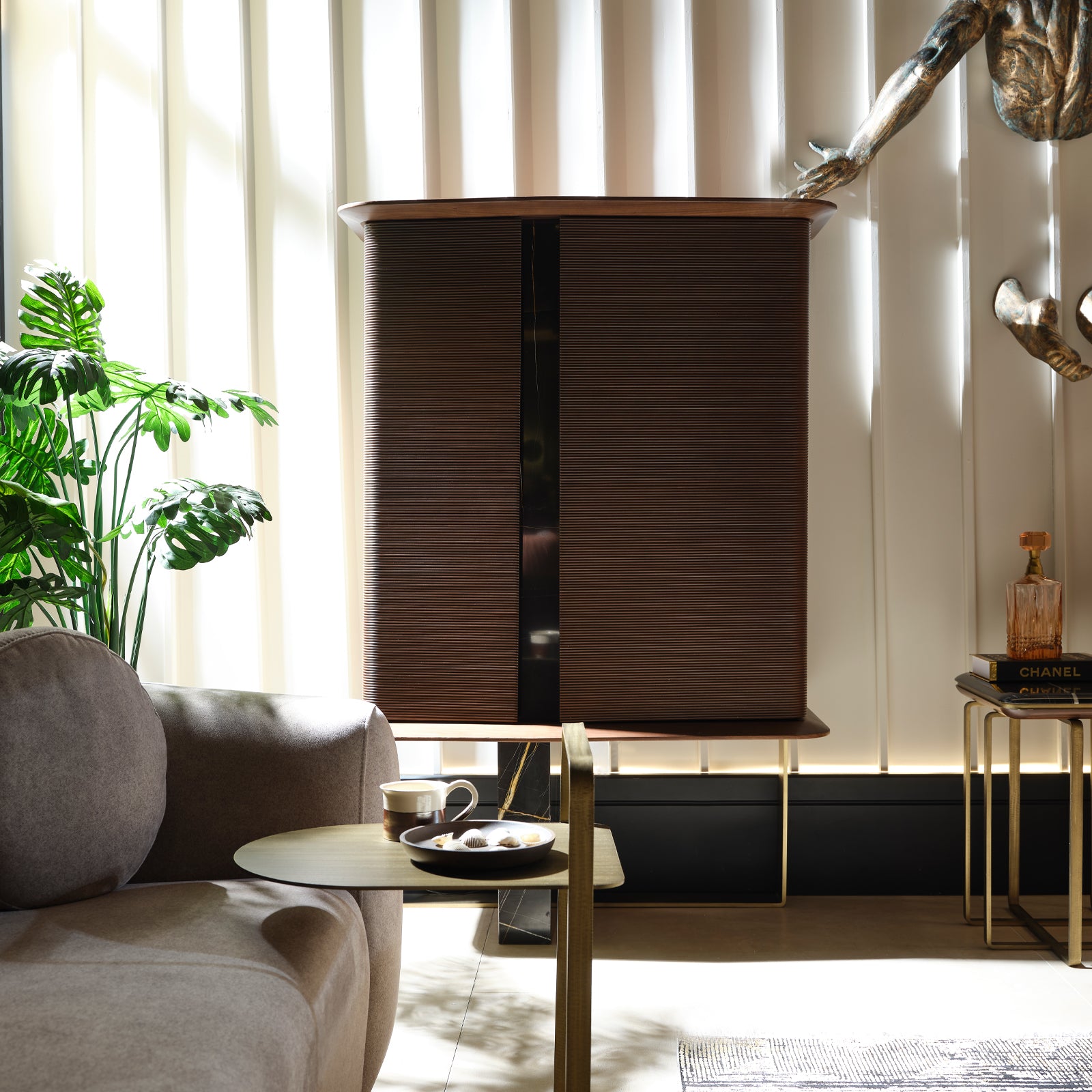 Amber Cabinet/ Showcase Ambr-Shcs - Cabinets - ebarza Furniture UAE | Shop Modern Furniture in Abu Dhabi & Dubai - مفروشات ايبازرا في الامارات | تسوق اثاث عصري وديكورات مميزة في دبي وابوظبي