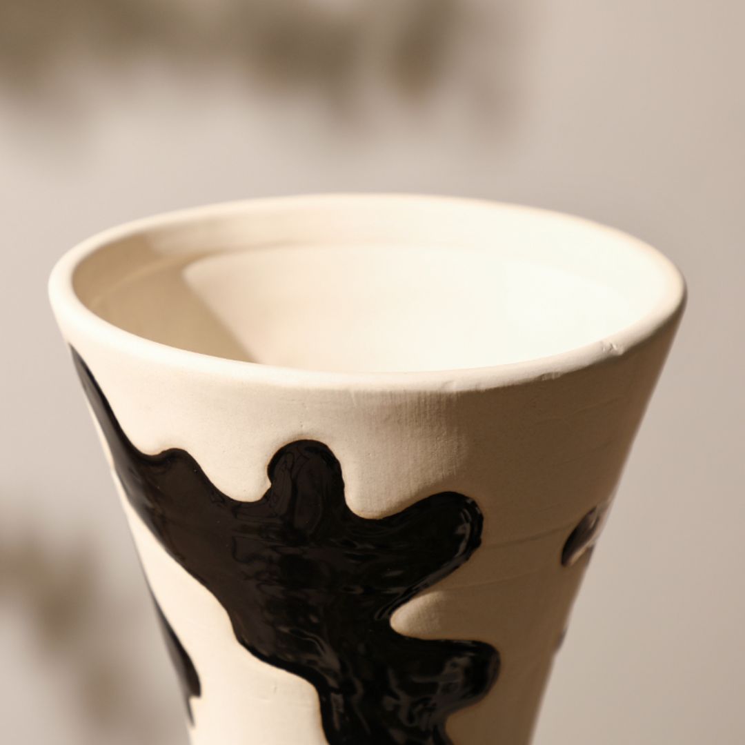 Black Hand-Painted Vase -B FD-D24068B - Vases - ebarza Furniture UAE | Shop Modern Furniture in Abu Dhabi & Dubai - مفروشات ايبازرا في الامارات | تسوق اثاث عصري وديكورات مميزة في دبي وابوظبي