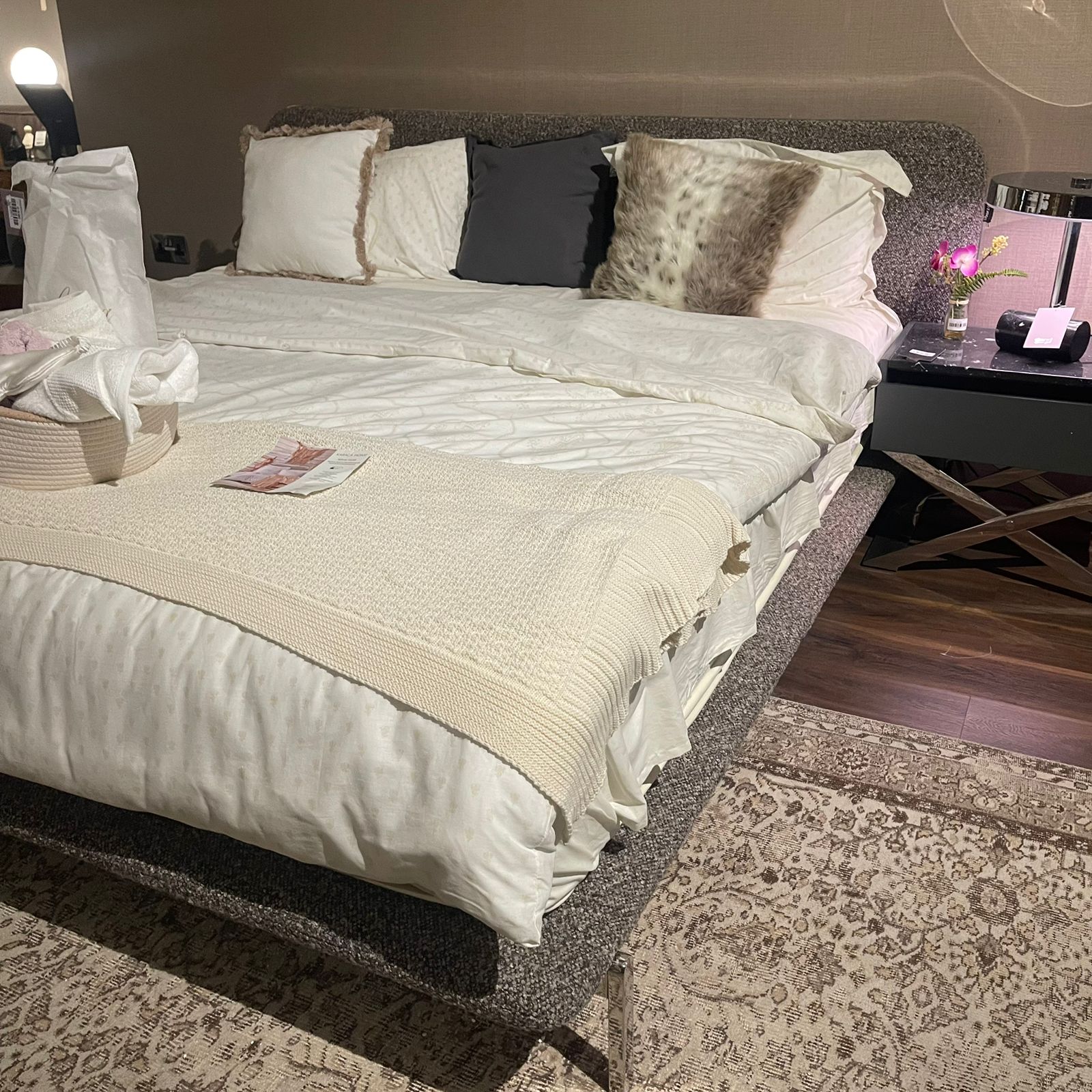 Display Item - Duke King Size Bed B026-YAS - DISPLAY ITEM - ebarza Furniture UAE | Shop Modern Furniture in Abu Dhabi & Dubai - مفروشات ايبازرا في الامارات | تسوق اثاث عصري وديكورات مميزة في دبي وابوظبي