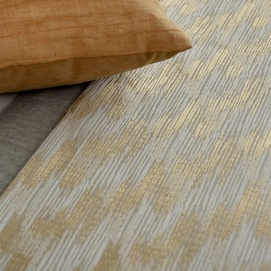 SKJH Carolyn Jacquard Runner Blanket - ETB011 - Blankets - ebarza Furniture UAE | Shop Modern Furniture in Abu Dhabi & Dubai - مفروشات ايبازرا في الامارات | تسوق اثاث عصري وديكورات مميزة في دبي وابوظبي