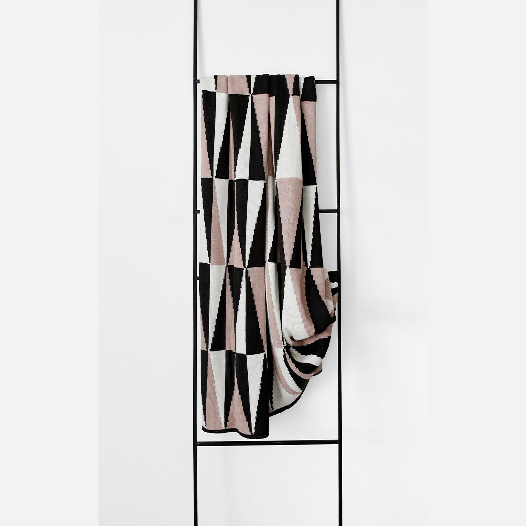 SKJG Reja Geometric Pattern Knitted Blanket - ETB016 - Blankets - ebarza Furniture UAE | Shop Modern Furniture in Abu Dhabi & Dubai - مفروشات ايبازرا في الامارات | تسوق اثاث عصري وديكورات مميزة في دبي وابوظبي