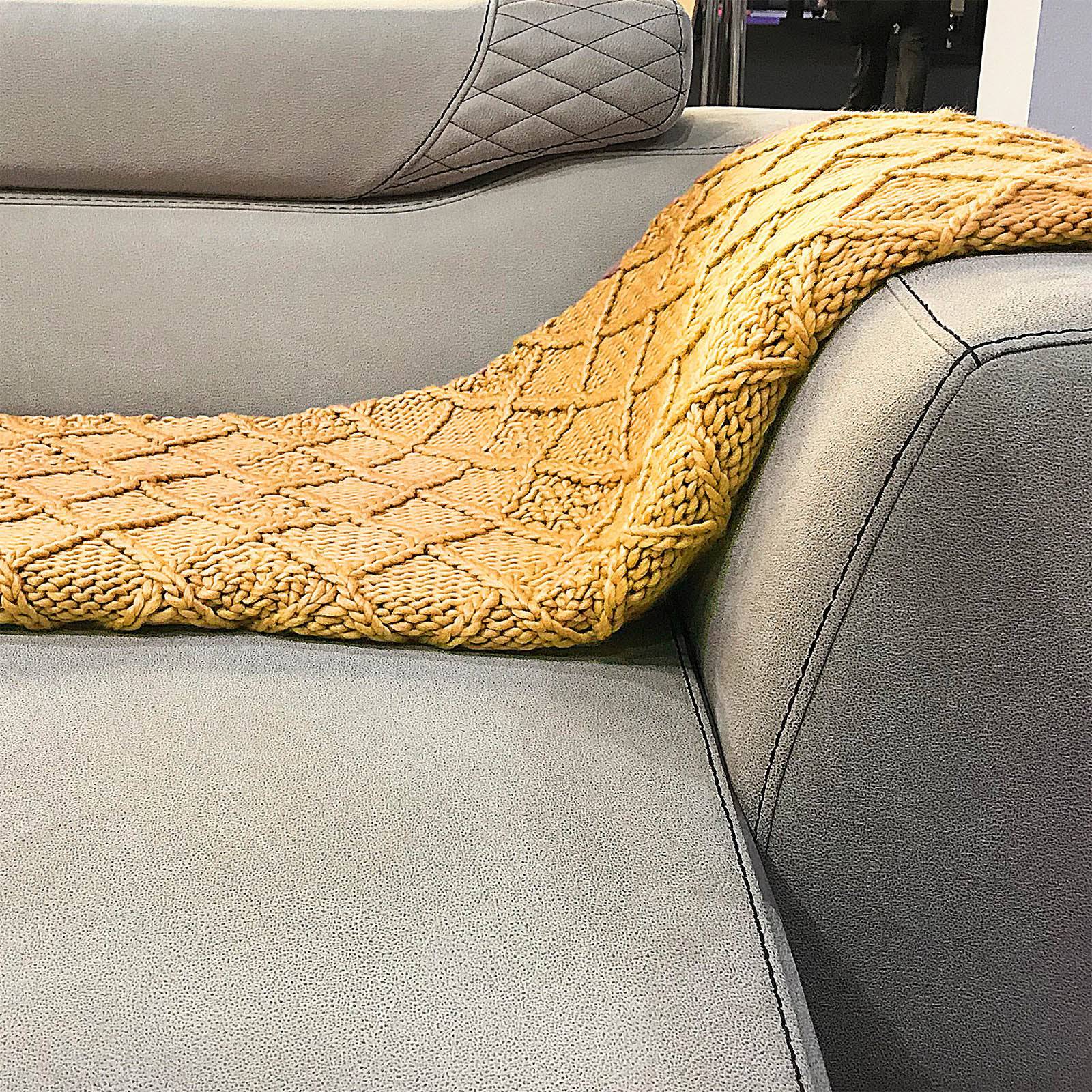 Handmade Chunky Throw Blanket 093A-001-Pink - Blankets - ebarza Furniture UAE | Shop Modern Furniture in Abu Dhabi & Dubai - مفروشات ايبازرا في الامارات | تسوق اثاث عصري وديكورات مميزة في دبي وابوظبي