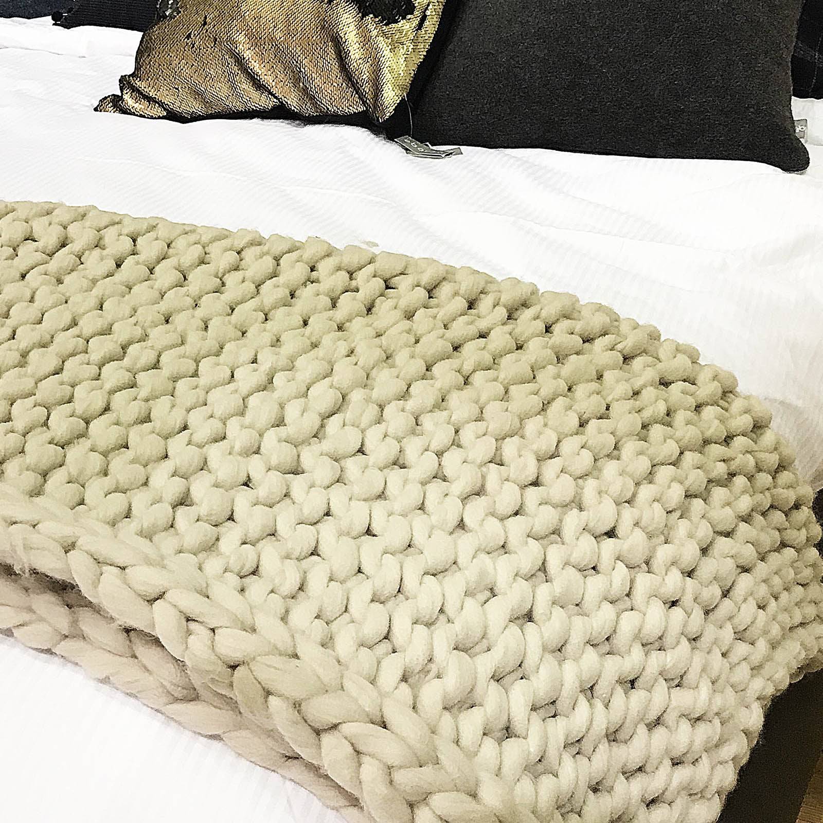 Handmade Chunky Throw Blanket 093A-004-Green - Blankets - ebarza Furniture UAE | Shop Modern Furniture in Abu Dhabi & Dubai - مفروشات ايبازرا في الامارات | تسوق اثاث عصري وديكورات مميزة في دبي وابوظبي