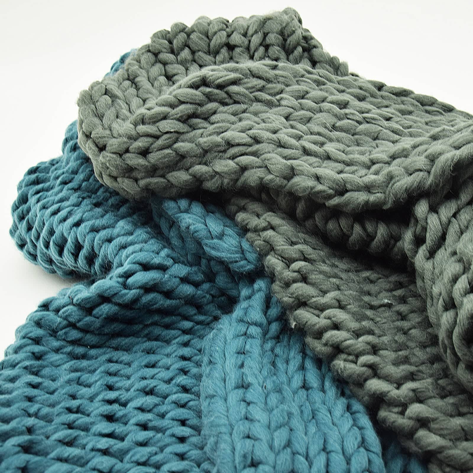 Handmade Chunky Throw Blanket 093A-004-Grey - Blankets - ebarza Furniture UAE | Shop Modern Furniture in Abu Dhabi & Dubai - مفروشات ايبازرا في الامارات | تسوق اثاث عصري وديكورات مميزة في دبي وابوظبي