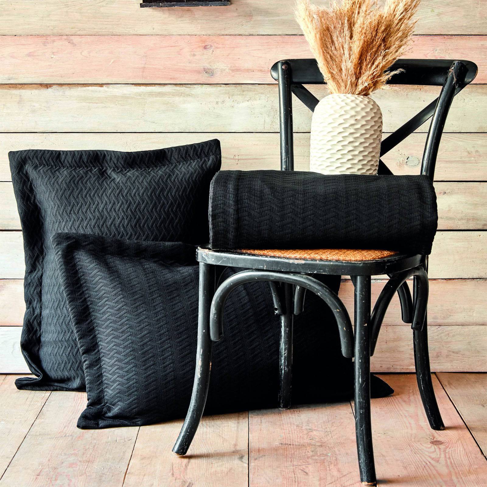 Karaca Home Charm Bold Black Double Bed Cover Set 200.16.01.0238 - Bedding - ebarza Furniture UAE | Shop Modern Furniture in Abu Dhabi & Dubai - مفروشات ايبازرا في الامارات | تسوق اثاث عصري وديكورات مميزة في دبي وابوظبي