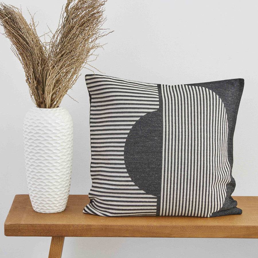 Karaca Home Sadomia Black Filled Pillow 45X45Cm 200.18.01.0670 - Cushions - ebarza Furniture UAE | Shop Modern Furniture in Abu Dhabi & Dubai - مفروشات ايبازرا في الامارات | تسوق اثاث عصري وديكورات مميزة في دبي وابوظبي