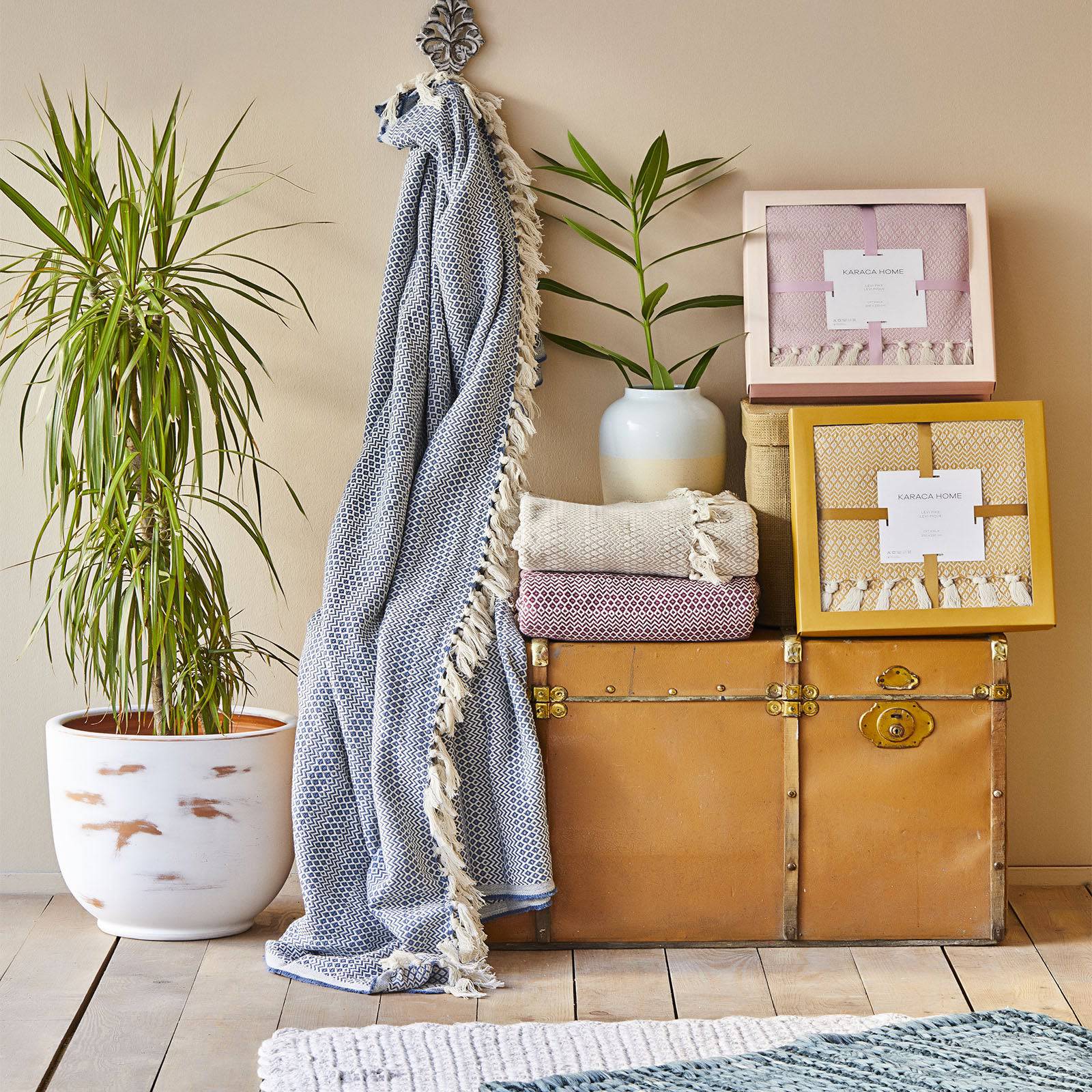 Levi Bordo Throw Blanket 200.14.01.0132 - Blankets - ebarza Furniture UAE | Shop Modern Furniture in Abu Dhabi & Dubai - مفروشات ايبازرا في الامارات | تسوق اثاث عصري وديكورات مميزة في دبي وابوظبي