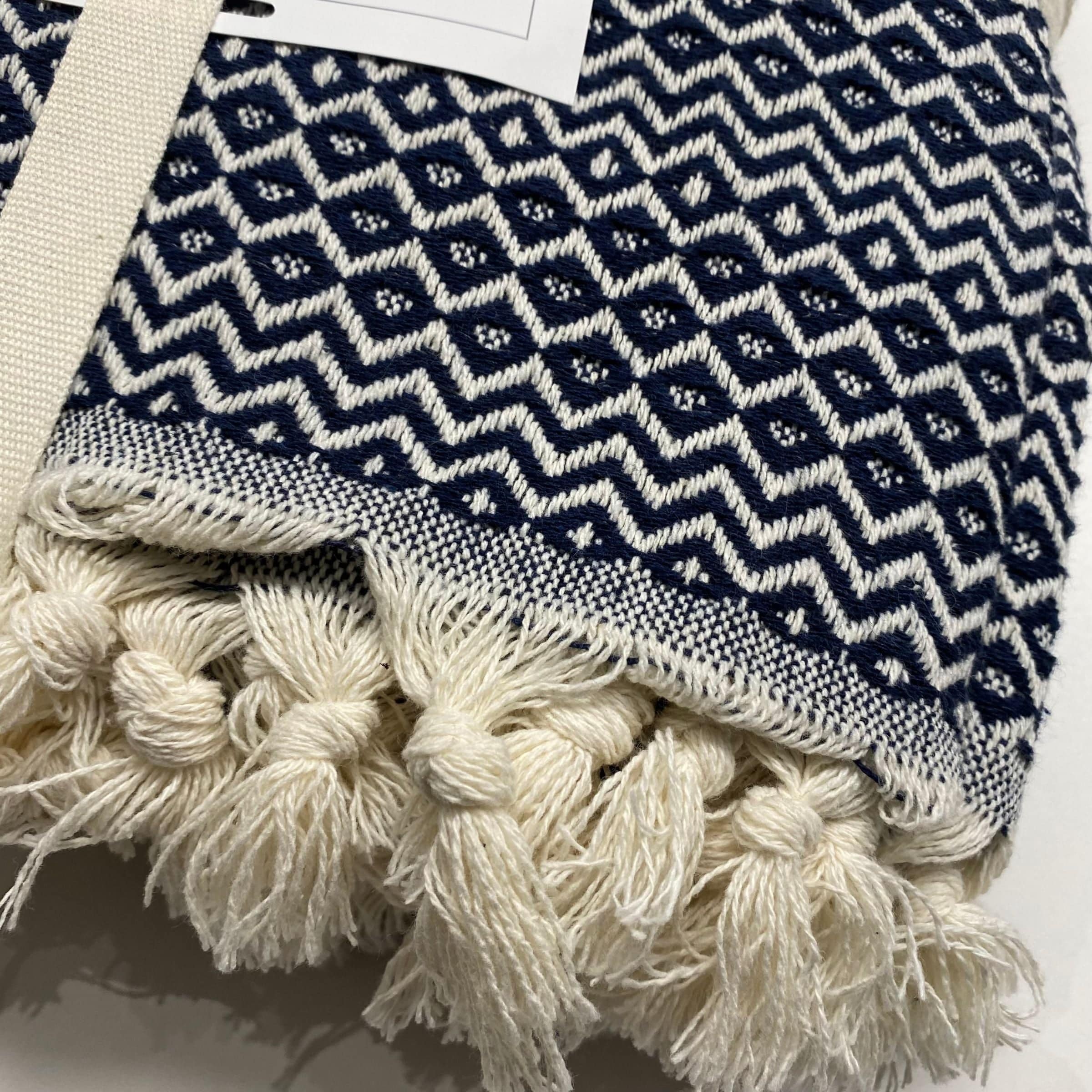 Levi Lacivert Throw Blanket 200.14.01.0130 - Blankets - ebarza Furniture UAE | Shop Modern Furniture in Abu Dhabi & Dubai - مفروشات ايبازرا في الامارات | تسوق اثاث عصري وديكورات مميزة في دبي وابوظبي