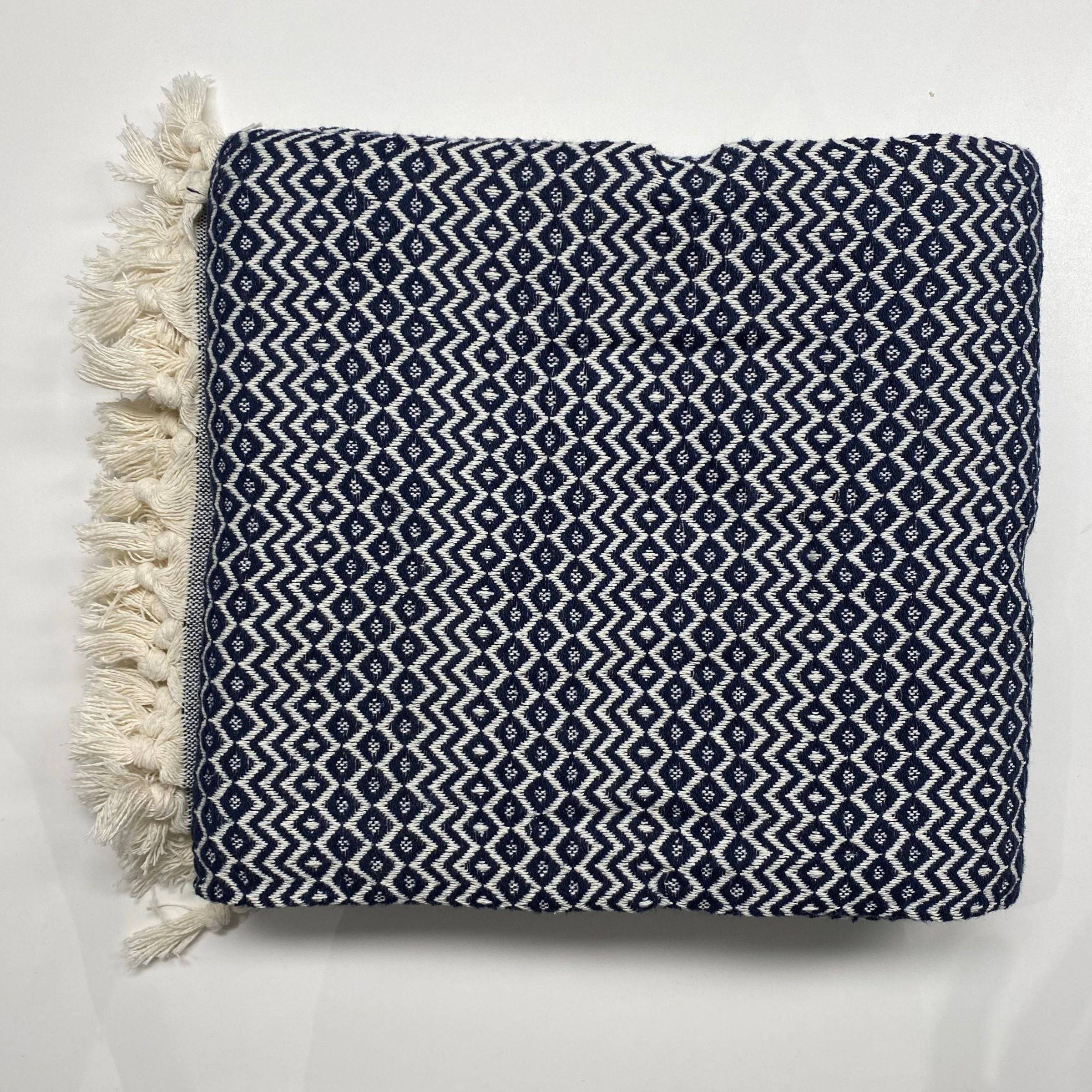 Levi Lacivert Throw Blanket 200.14.01.0130 - Blankets - ebarza Furniture UAE | Shop Modern Furniture in Abu Dhabi & Dubai - مفروشات ايبازرا في الامارات | تسوق اثاث عصري وديكورات مميزة في دبي وابوظبي