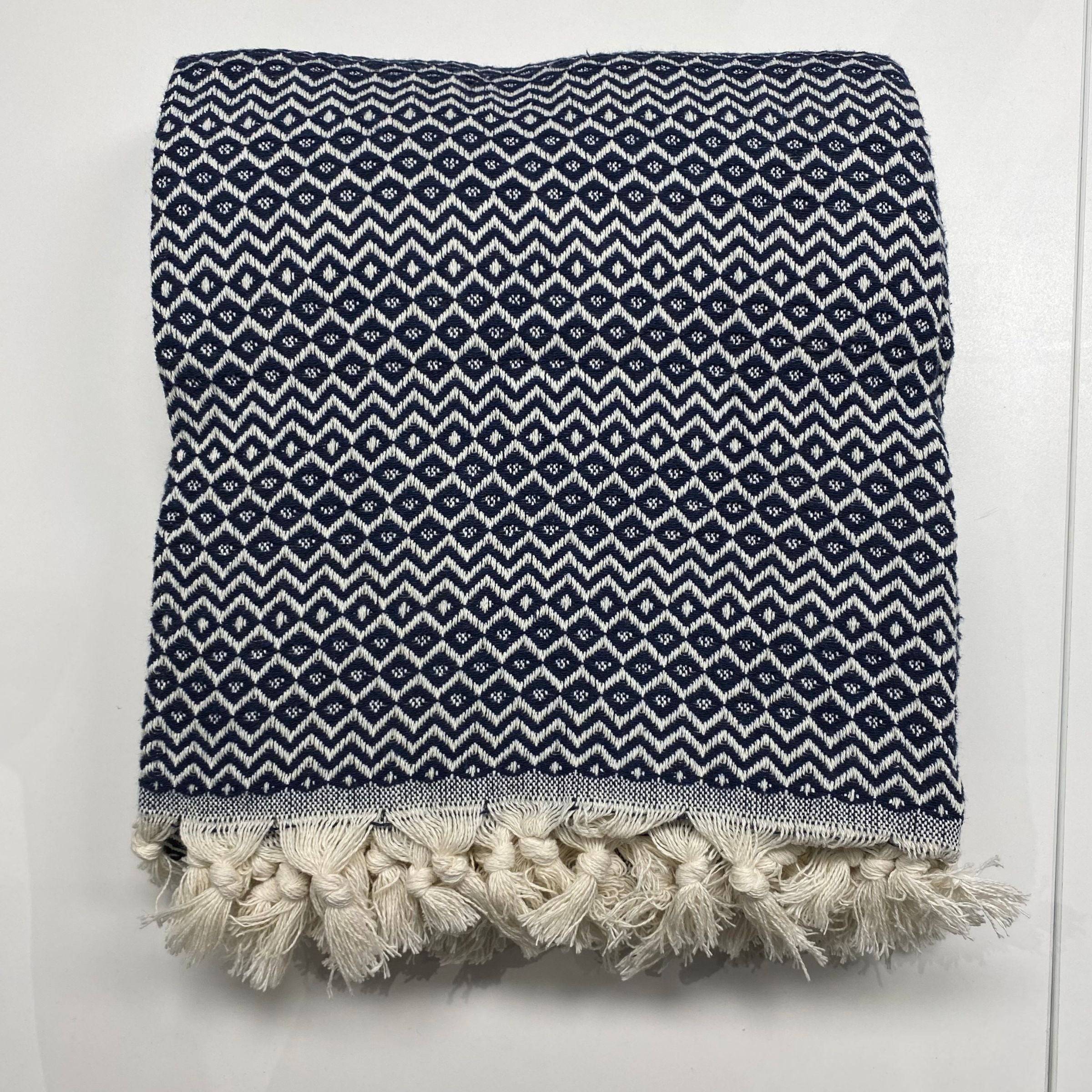 Levi Lacivert Throw Blanket 200.14.01.0130 - Blankets - ebarza Furniture UAE | Shop Modern Furniture in Abu Dhabi & Dubai - مفروشات ايبازرا في الامارات | تسوق اثاث عصري وديكورات مميزة في دبي وابوظبي