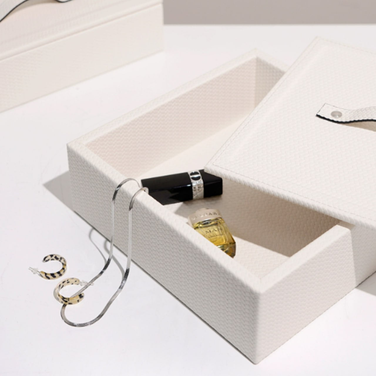 SQUARE DECORATIVE BOX DD210919A - Decorative Boxes - ebarza Furniture UAE | Shop Modern Furniture in Abu Dhabi & Dubai - مفروشات ايبازرا في الامارات | تسوق اثاث عصري وديكورات مميزة في دبي وابوظبي