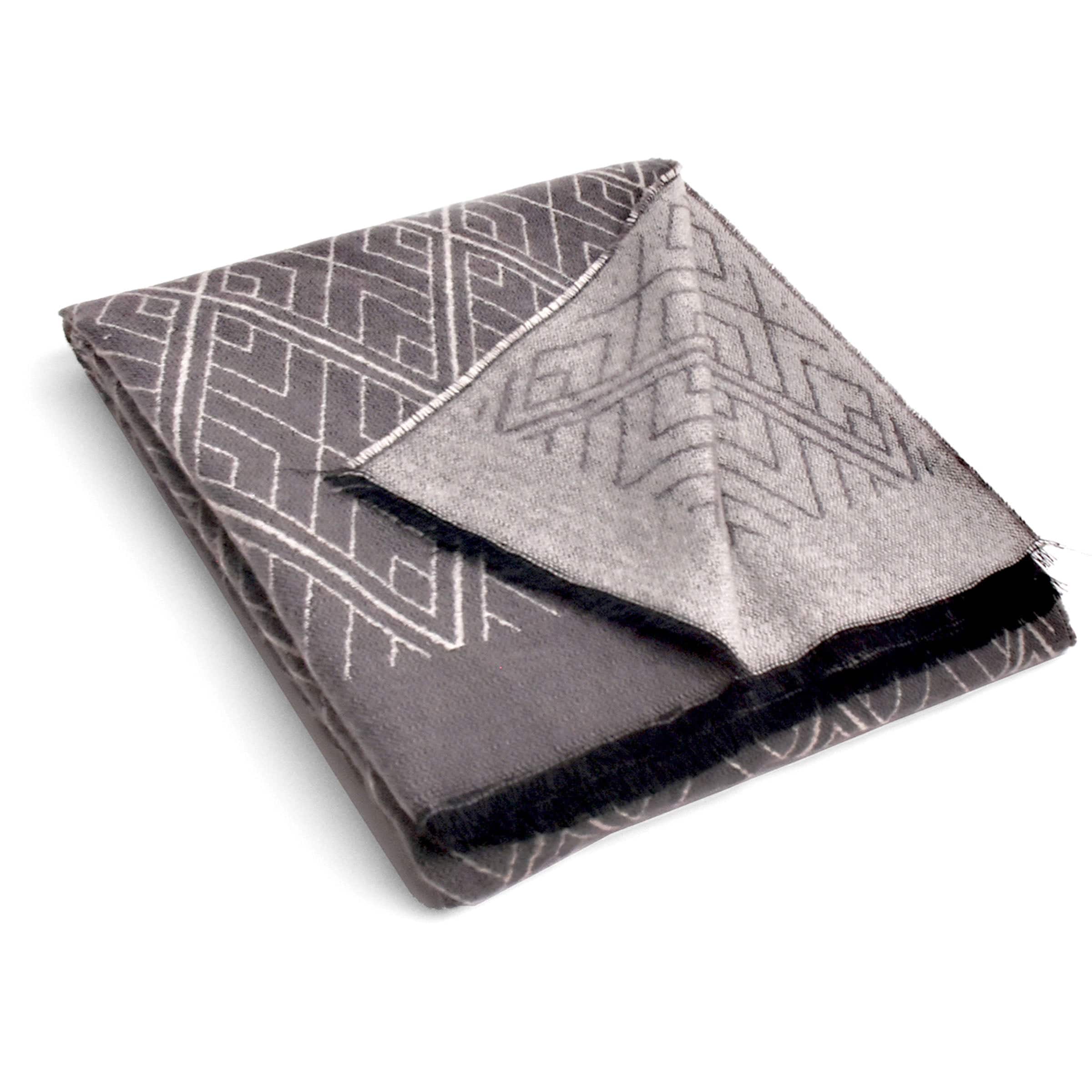 Skjf Vader Acrylic Jacquard Blanket Etb-003 -  Blankets - ebarza Furniture UAE | Shop Modern Furniture in Abu Dhabi & Dubai - مفروشات ايبازرا في الامارات | تسوق اثاث عصري وديكورات مميزة في دبي وابوظبي
