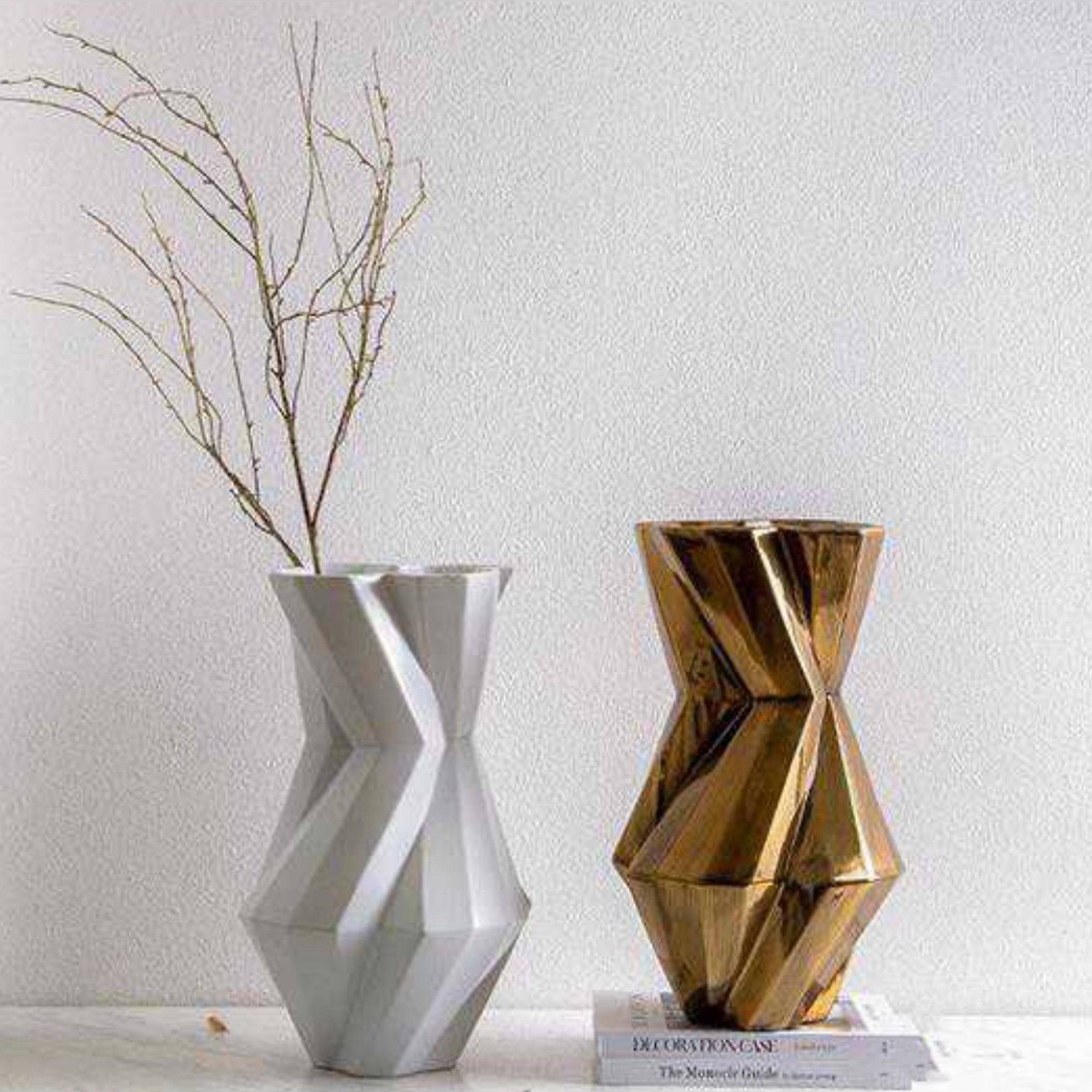 White Torsional Vase Fa-D2085A -  Vases - ebarza Furniture UAE | Shop Modern Furniture in Abu Dhabi & Dubai - مفروشات ايبازرا في الامارات | تسوق اثاث عصري وديكورات مميزة في دبي وابوظبي