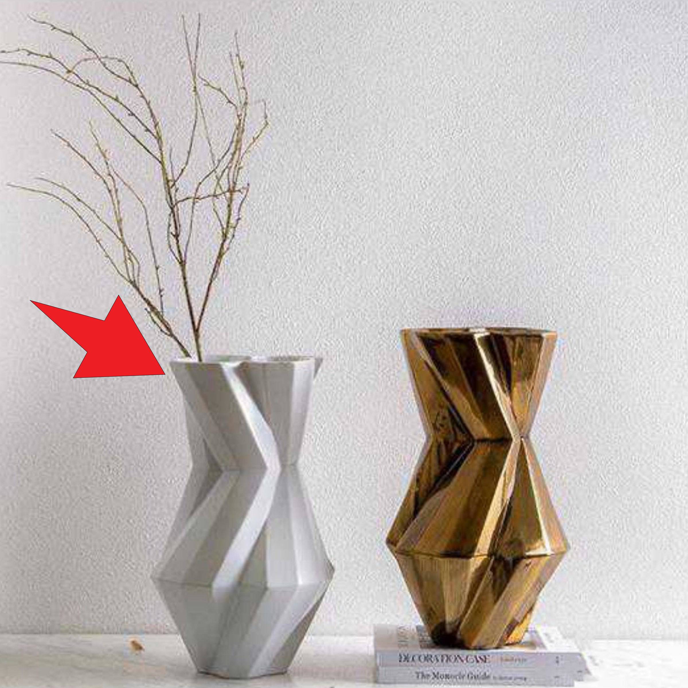 White Torsional Vase Fa-D2085A -  Vases - ebarza Furniture UAE | Shop Modern Furniture in Abu Dhabi & Dubai - مفروشات ايبازرا في الامارات | تسوق اثاث عصري وديكورات مميزة في دبي وابوظبي