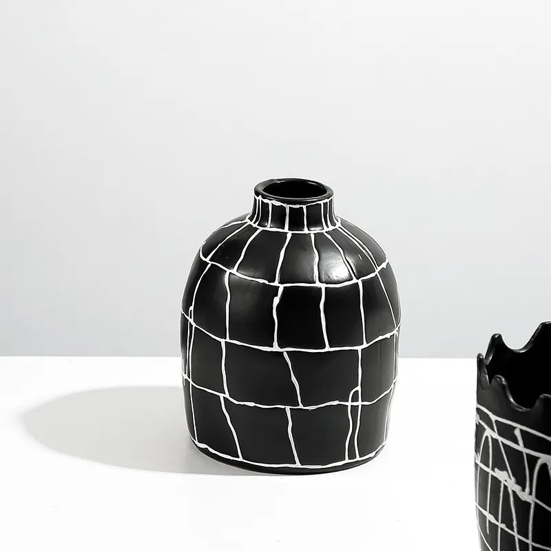 Black & White Ceramic Vase Fa-D22094 - Vases - ebarza Furniture UAE | Shop Modern Furniture in Abu Dhabi & Dubai - مفروشات ايبازرا في الامارات | تسوق اثاث عصري وديكورات مميزة في دبي وابوظبي