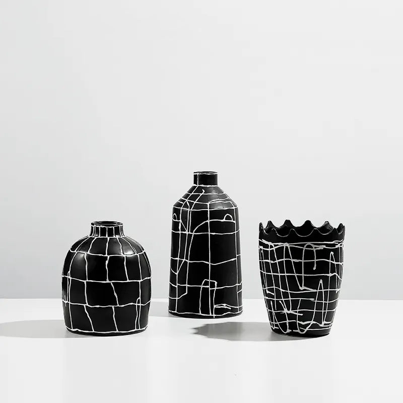 Black & White Ceramic Vase Fa-D22094 - Vases - ebarza Furniture UAE | Shop Modern Furniture in Abu Dhabi & Dubai - مفروشات ايبازرا في الامارات | تسوق اثاث عصري وديكورات مميزة في دبي وابوظبي