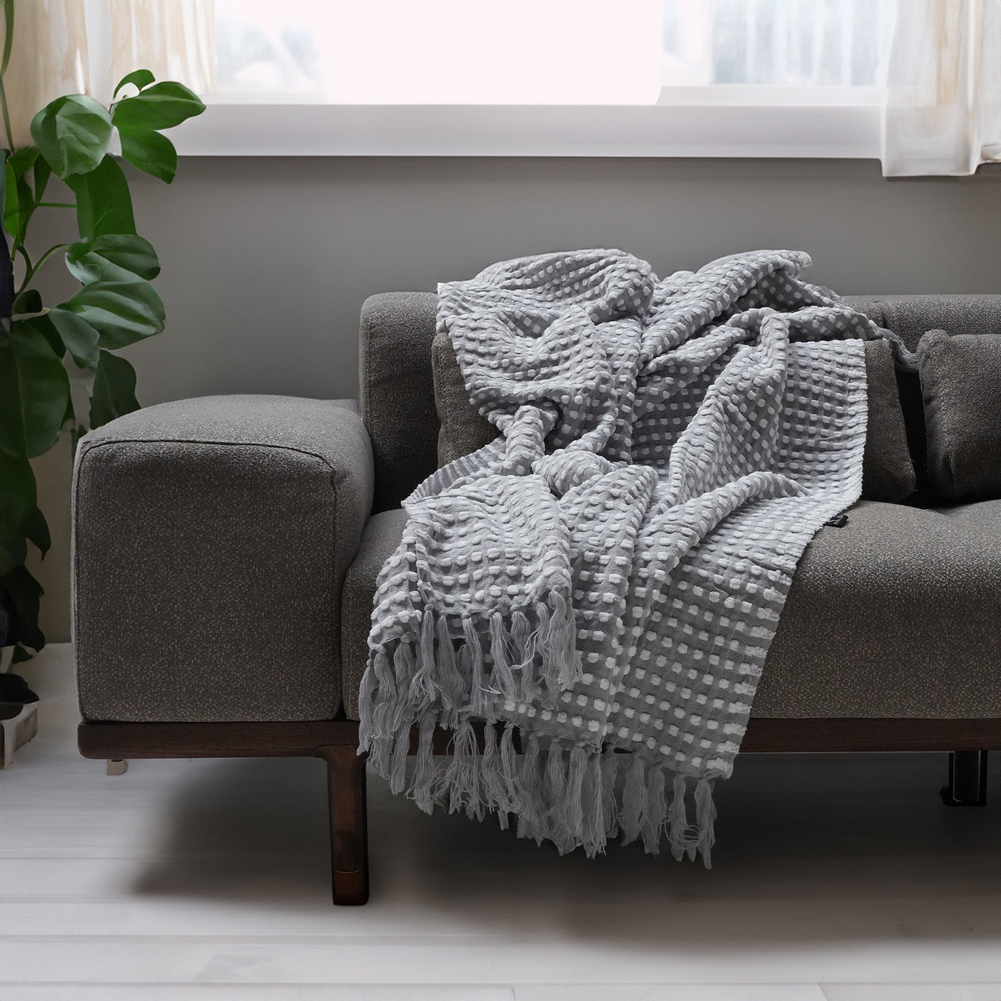 Handmade Gray Throw Blanket DT2306-GRY -  Blankets - ebarza Furniture UAE | Shop Modern Furniture in Abu Dhabi & Dubai - مفروشات ايبازرا في الامارات | تسوق اثاث عصري وديكورات مميزة في دبي وابوظبي