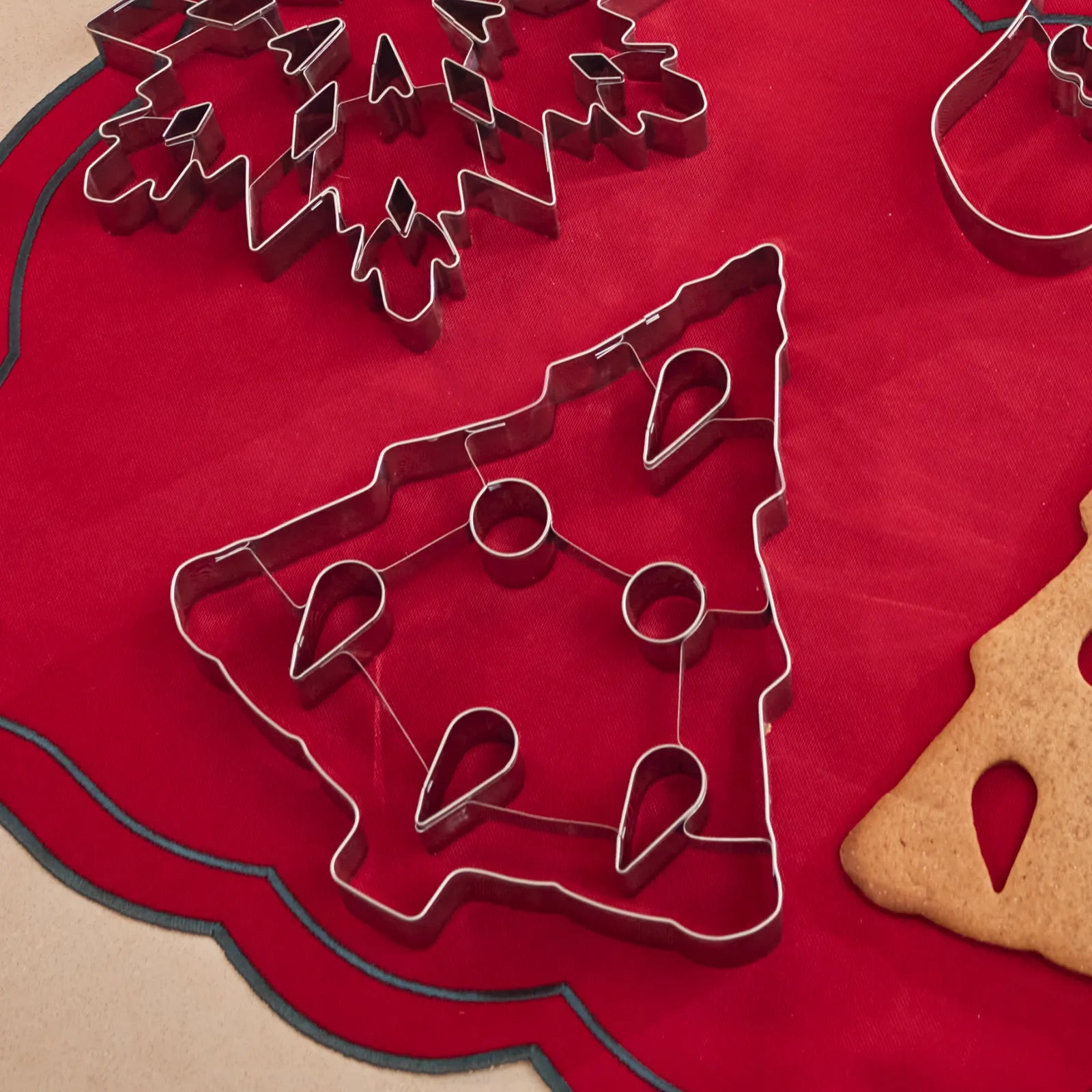 Karaca New Year Pine Tree Cookie Mold 153.03.06.8594 -  Cookware Sets - ebarza Furniture UAE | Shop Modern Furniture in Abu Dhabi & Dubai - مفروشات ايبازرا في الامارات | تسوق اثاث عصري وديكورات مميزة في دبي وابوظبي