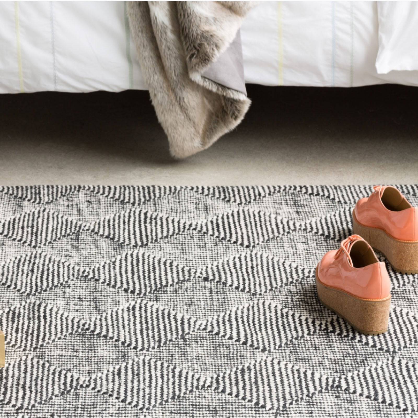 450X300 Cm Calvin Handmade Wool Rug Calvin-Cv-04-Raven-Grande -  Rugs - ebarza Furniture UAE | Shop Modern Furniture in Abu Dhabi & Dubai - مفروشات ايبازرا في الامارات | تسوق اثاث عصري وديكورات مميزة في دبي وابوظبي