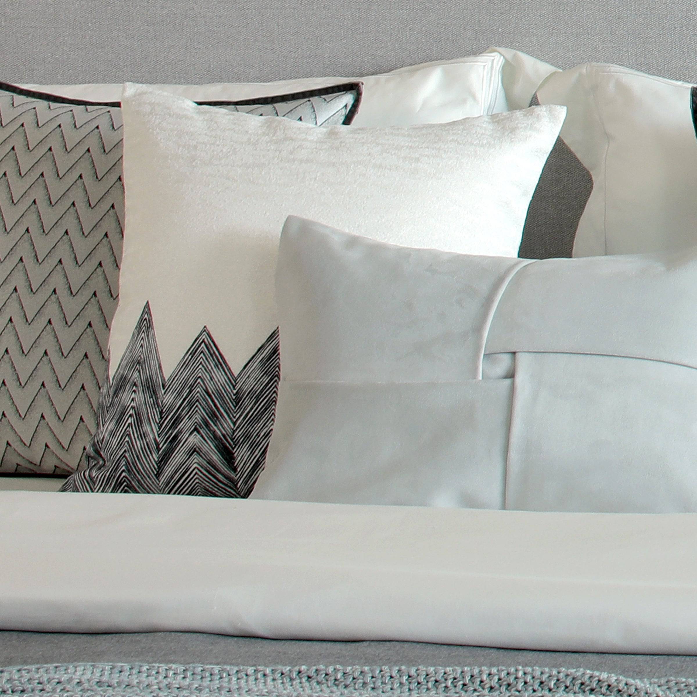 45X45 Cm Charlotte Printed Throw Cushion ECC057 -  Cushions - ebarza Furniture UAE | Shop Modern Furniture in Abu Dhabi & Dubai - مفروشات ايبازرا في الامارات | تسوق اثاث عصري وديكورات مميزة في دبي وابوظبي