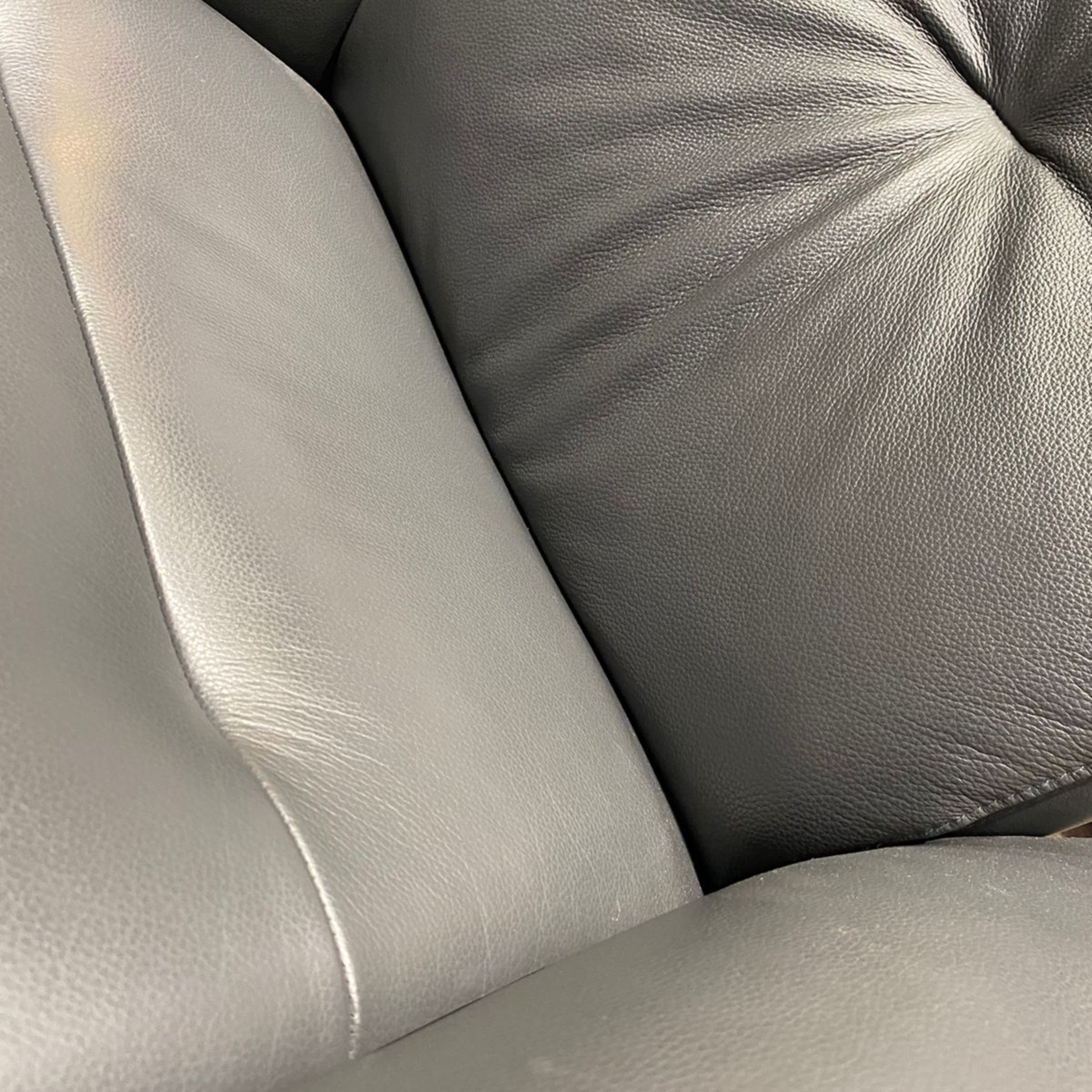 Display Item - Benz Relaxing Swivel And Electric Grey Recliner Lounge Chair  Hkp-7608MfelNakheel -  DISPLAY ITEM - ebarza Furniture UAE | Shop Modern Furniture in Abu Dhabi & Dubai - مفروشات ايبازرا في الامارات | تسوق اثاث عصري وديكورات مميزة في دبي وابوظبي