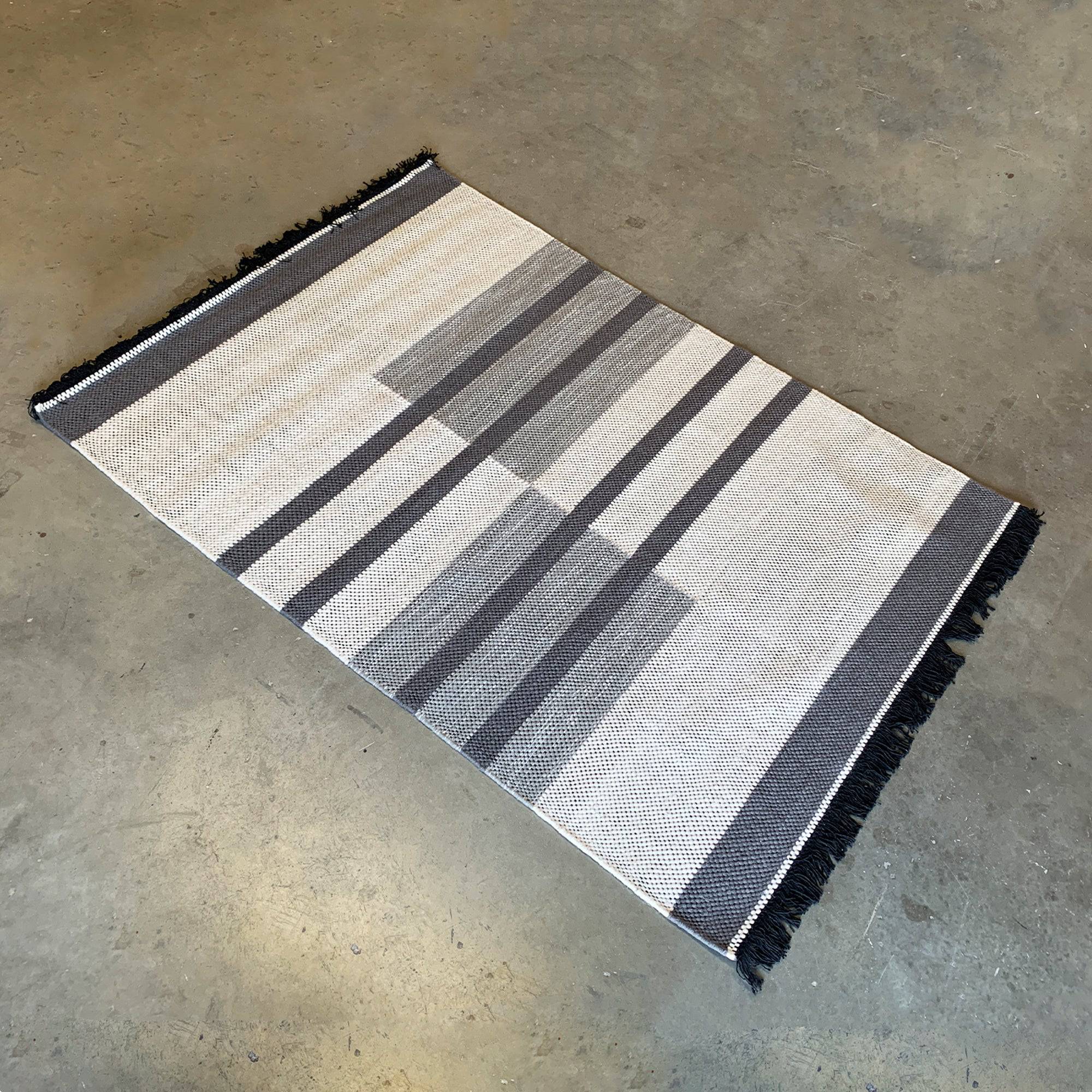 90X130 Cm Filford Handmade Wool Rug Filford Ffd-01-S -  Rugs - ebarza Furniture UAE | Shop Modern Furniture in Abu Dhabi & Dubai - مفروشات ايبازرا في الامارات | تسوق اثاث عصري وديكورات مميزة في دبي وابوظبي